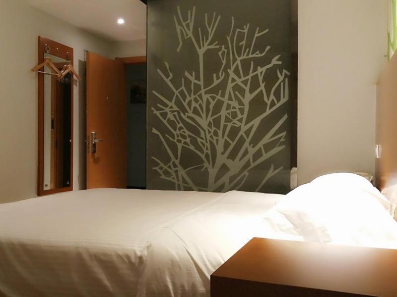 Queen Room photo 1