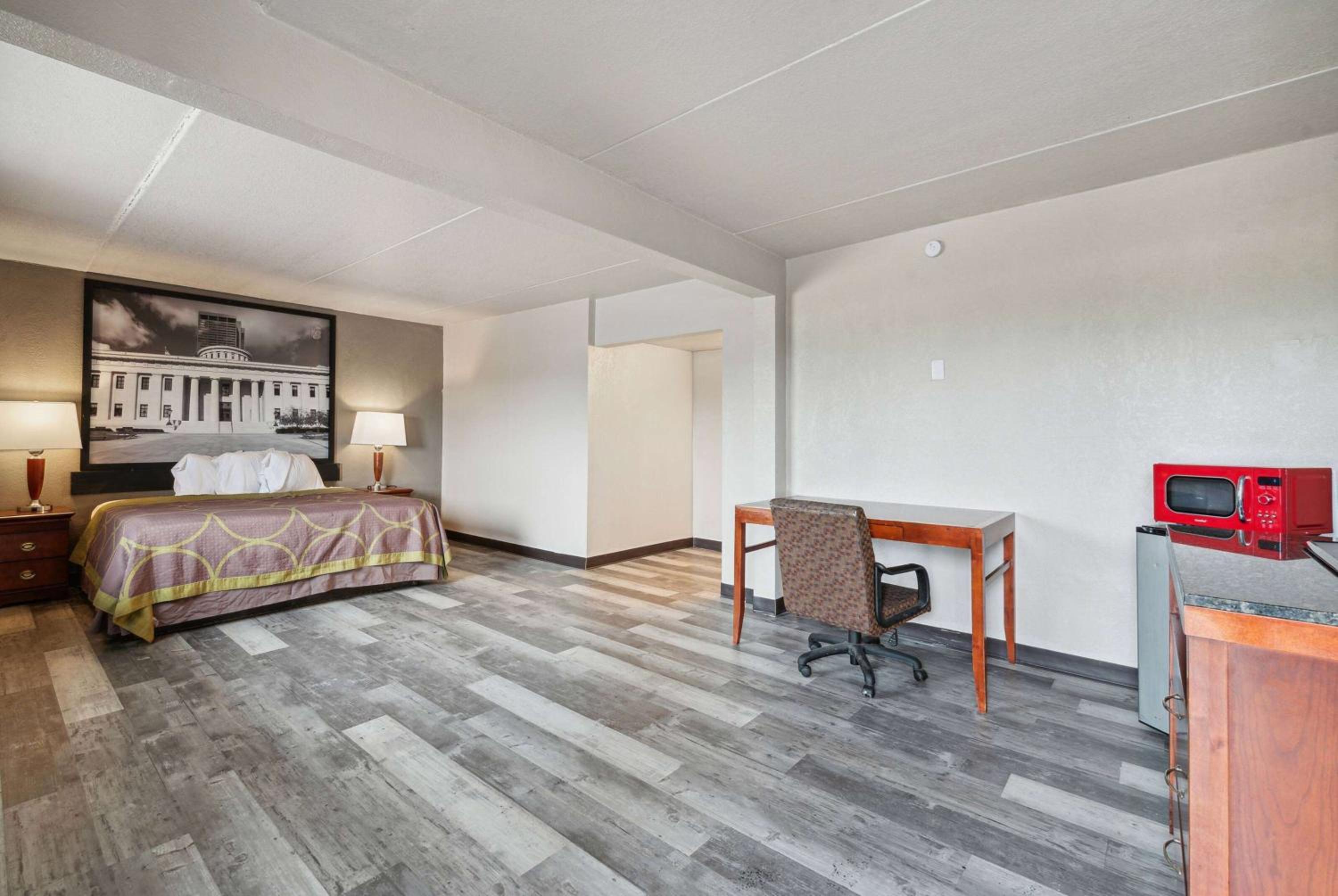 Efficiency King Room with Sofa Bed and Kitchenette - Smoking photo 1