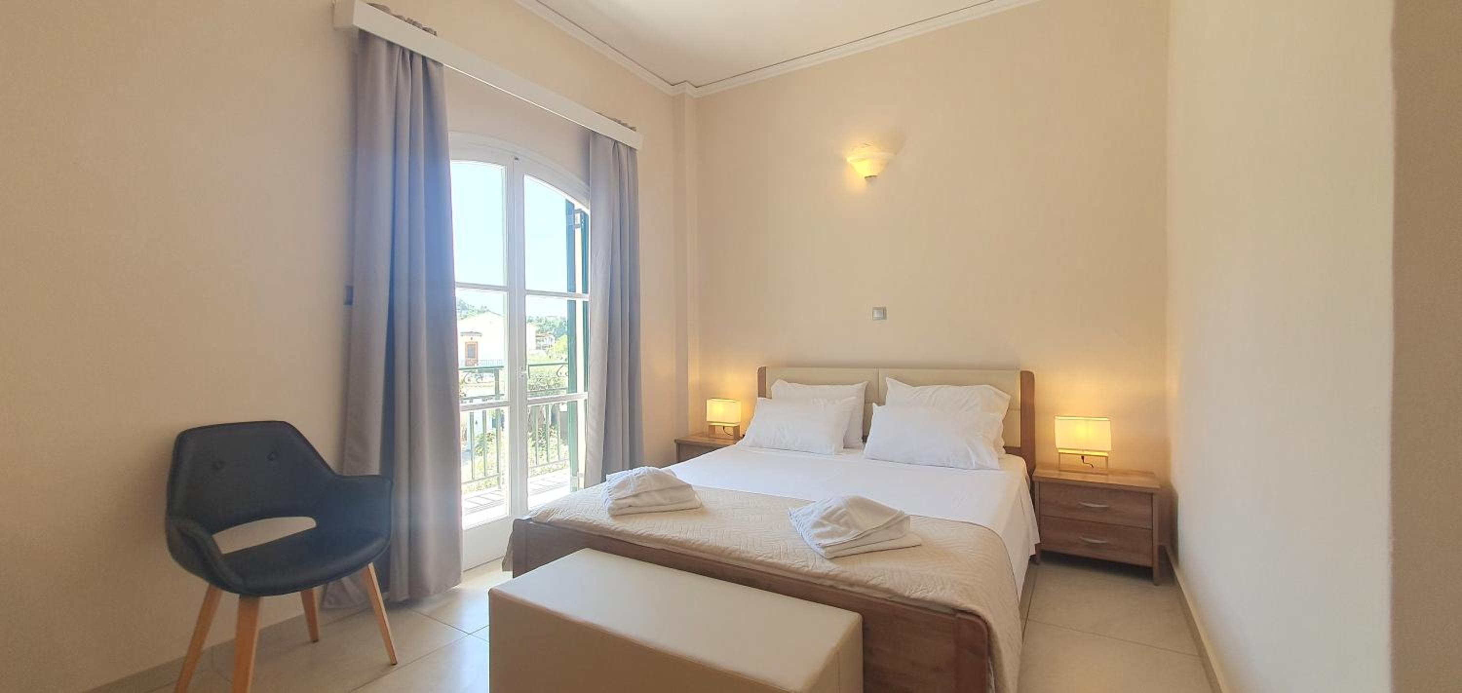 Double Room with Side Sea View - Photo 4