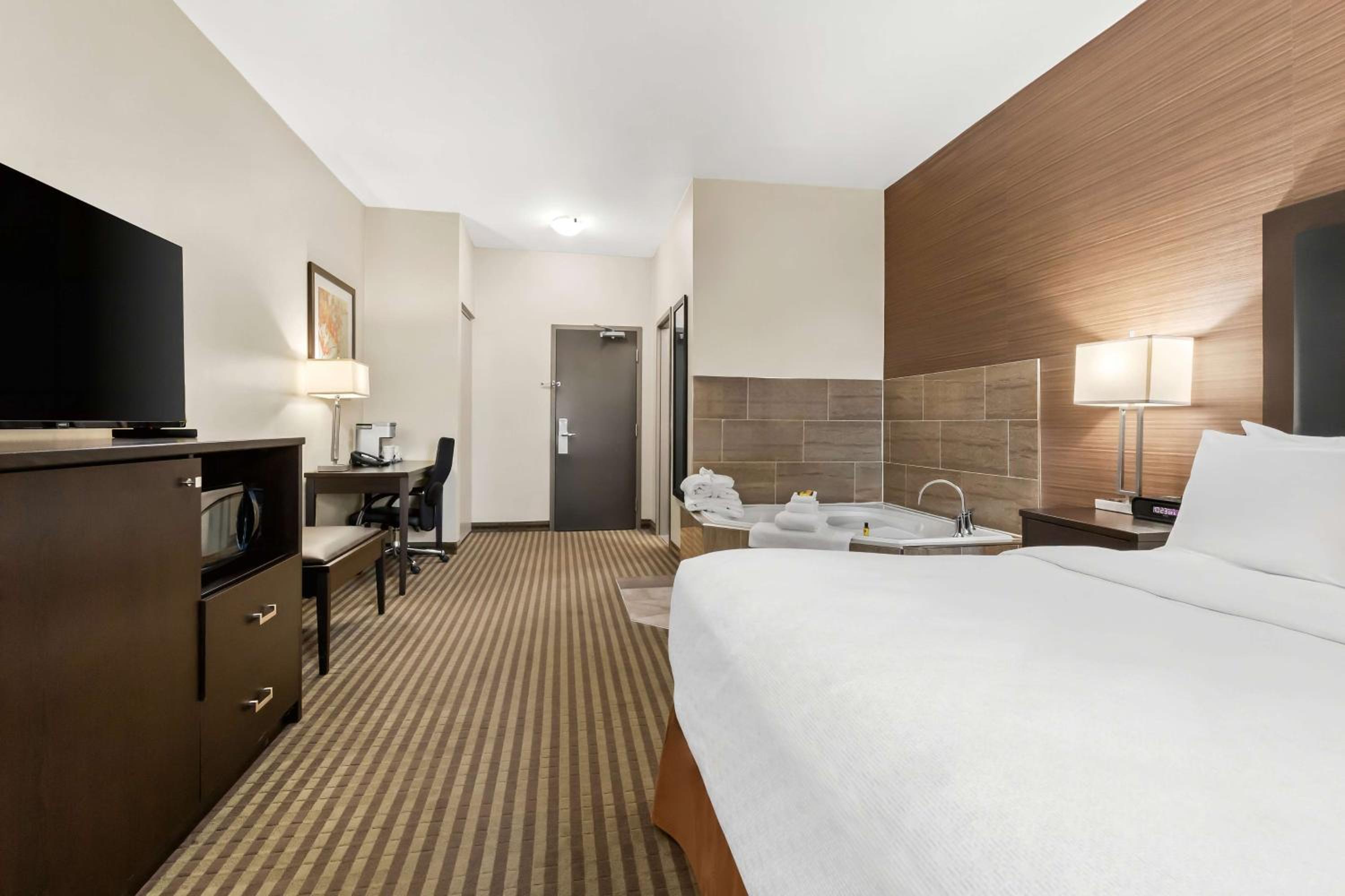 King Suite with Spa Bath - Non-Smoking