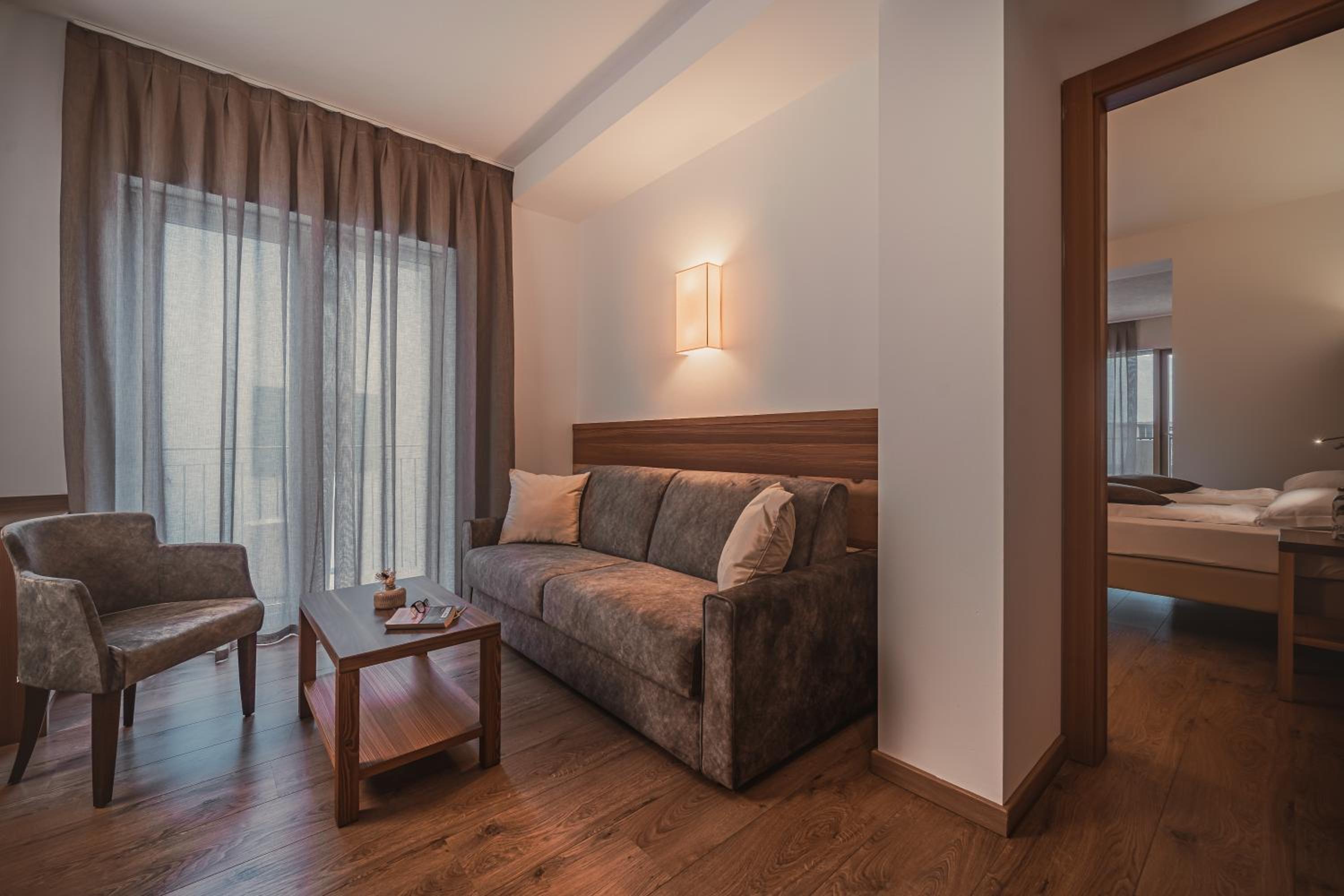 Deluxe Junior Suite photo 3