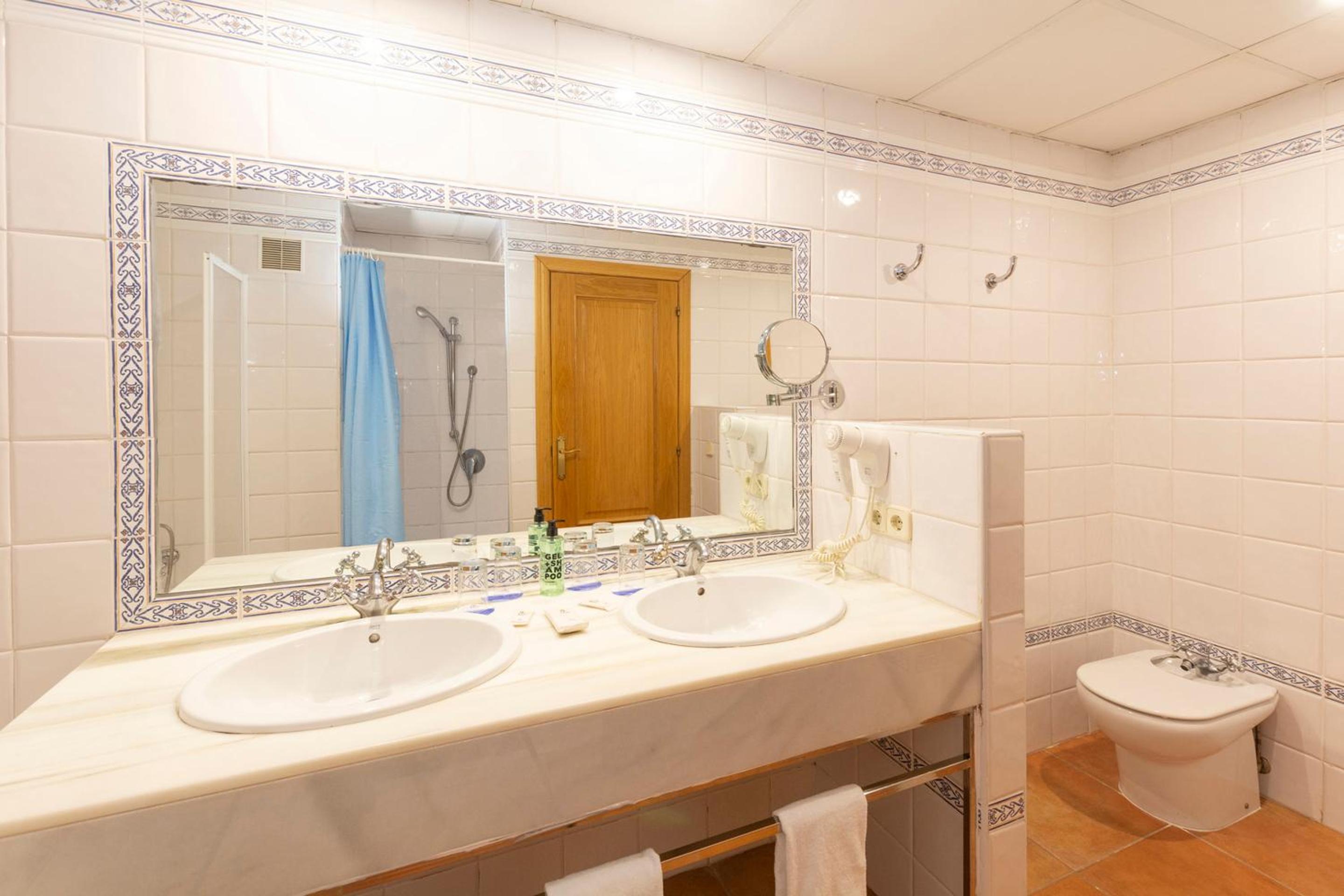 One-Bedroom Apartment (2 Adults + 2 Children) photo 3
