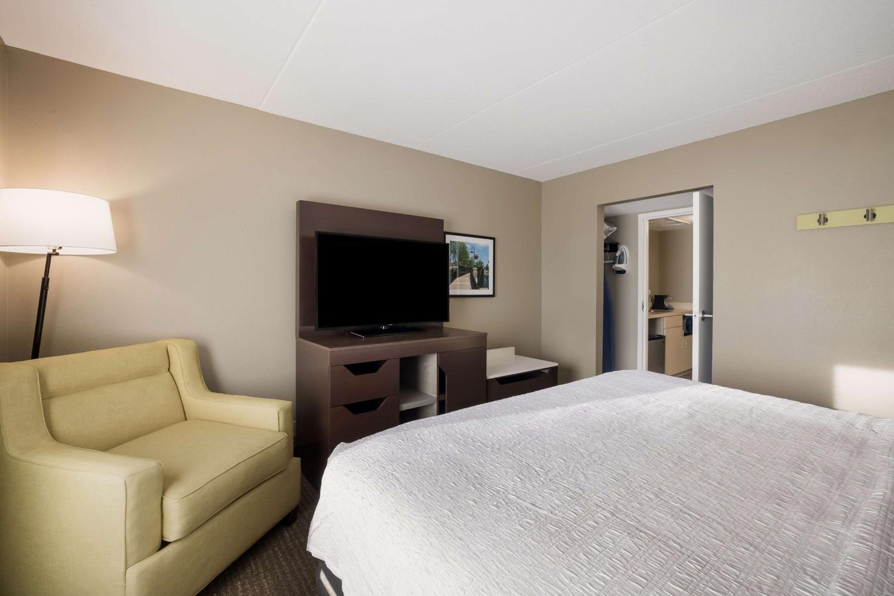 One Bedroom King Suite - Non Smoking  - Photo 4