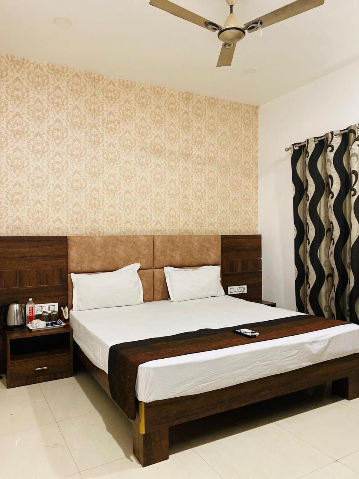Deluxe Double Room (2 Adults + 1 Child)