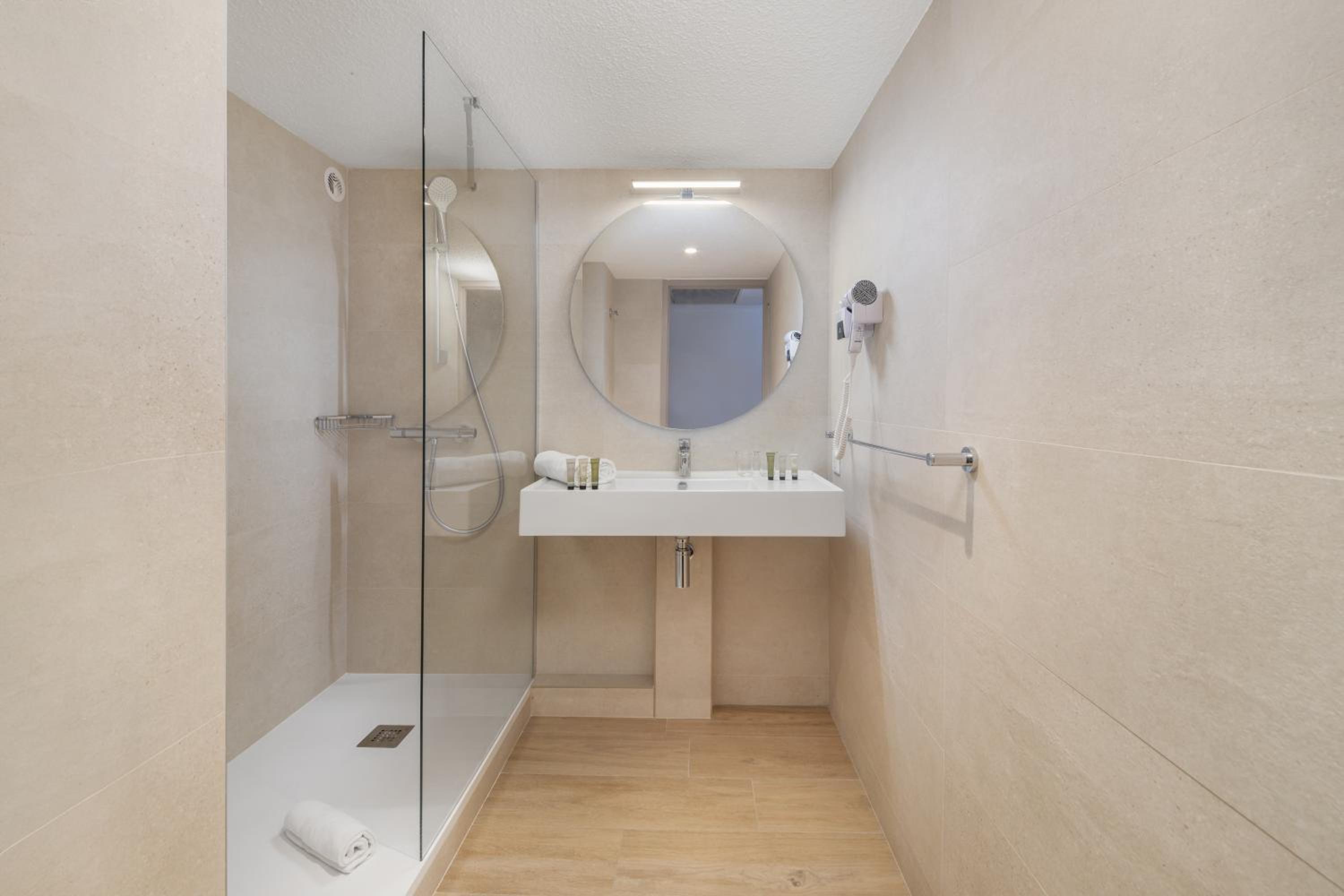 Twin Room - Photo 3