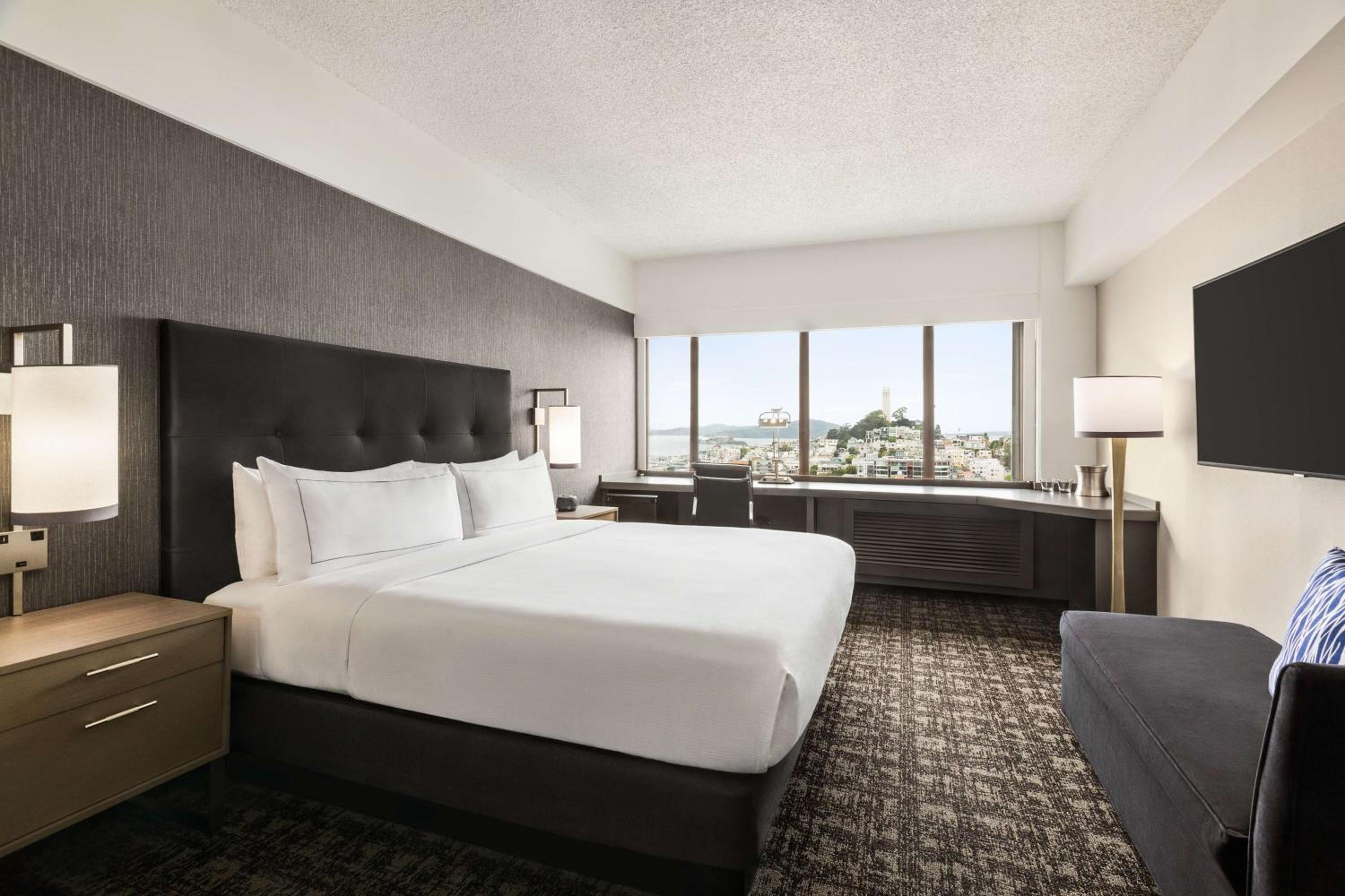 Deluxe King Room with Bay View - Photo 7