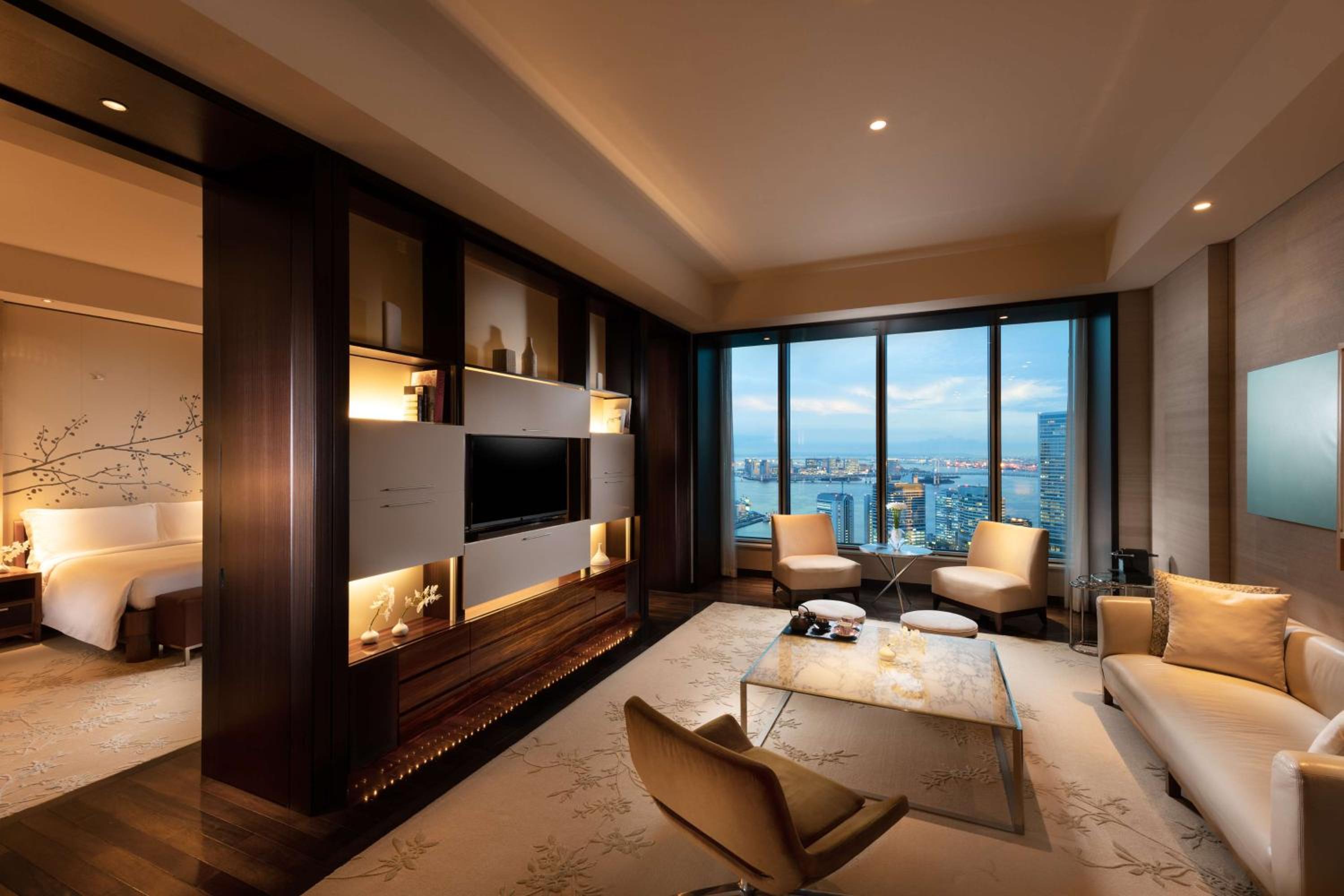 Deluxe King Suite with Bay View thumbnail 6