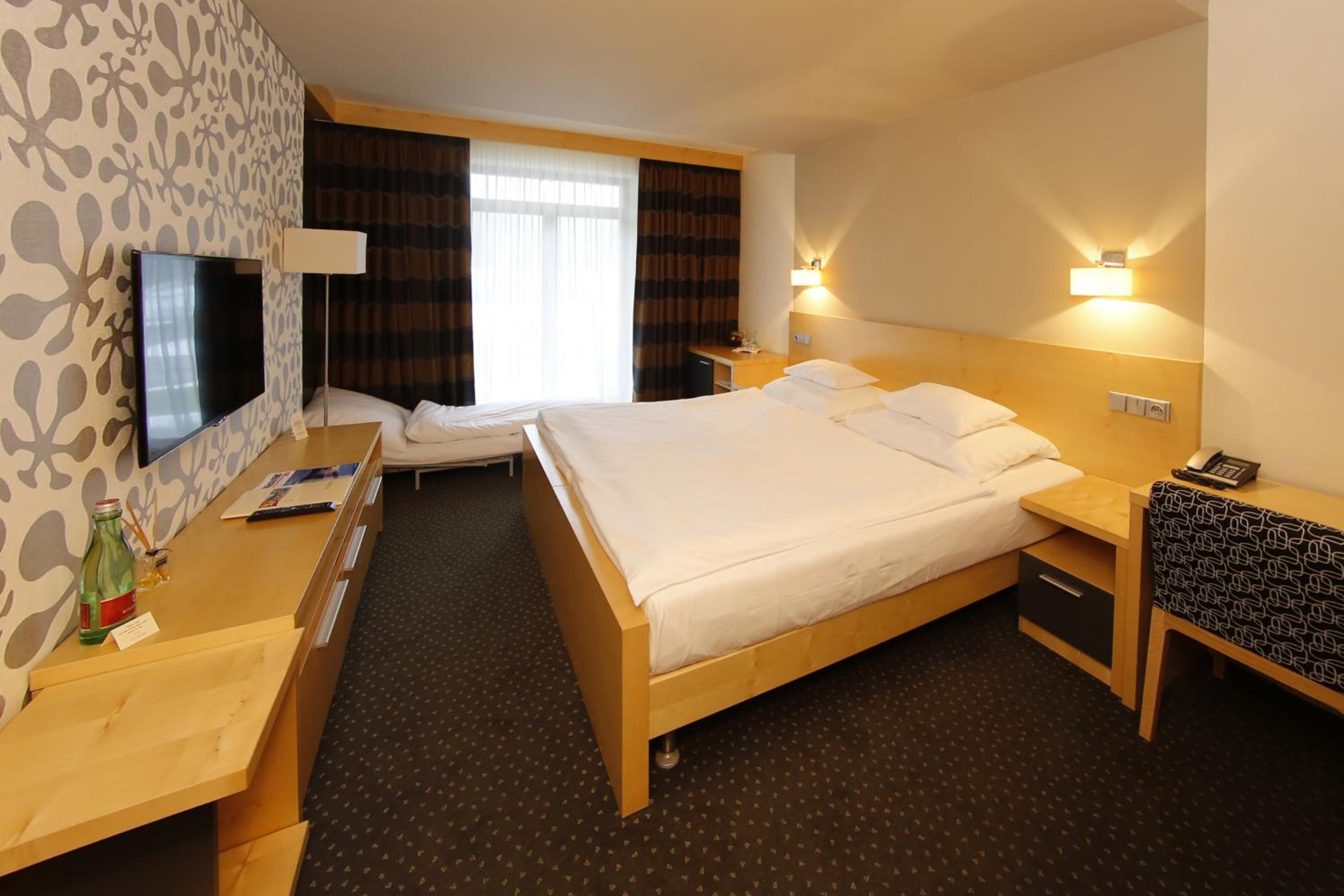 Deluxe Double Room with Extra Bed photo 3