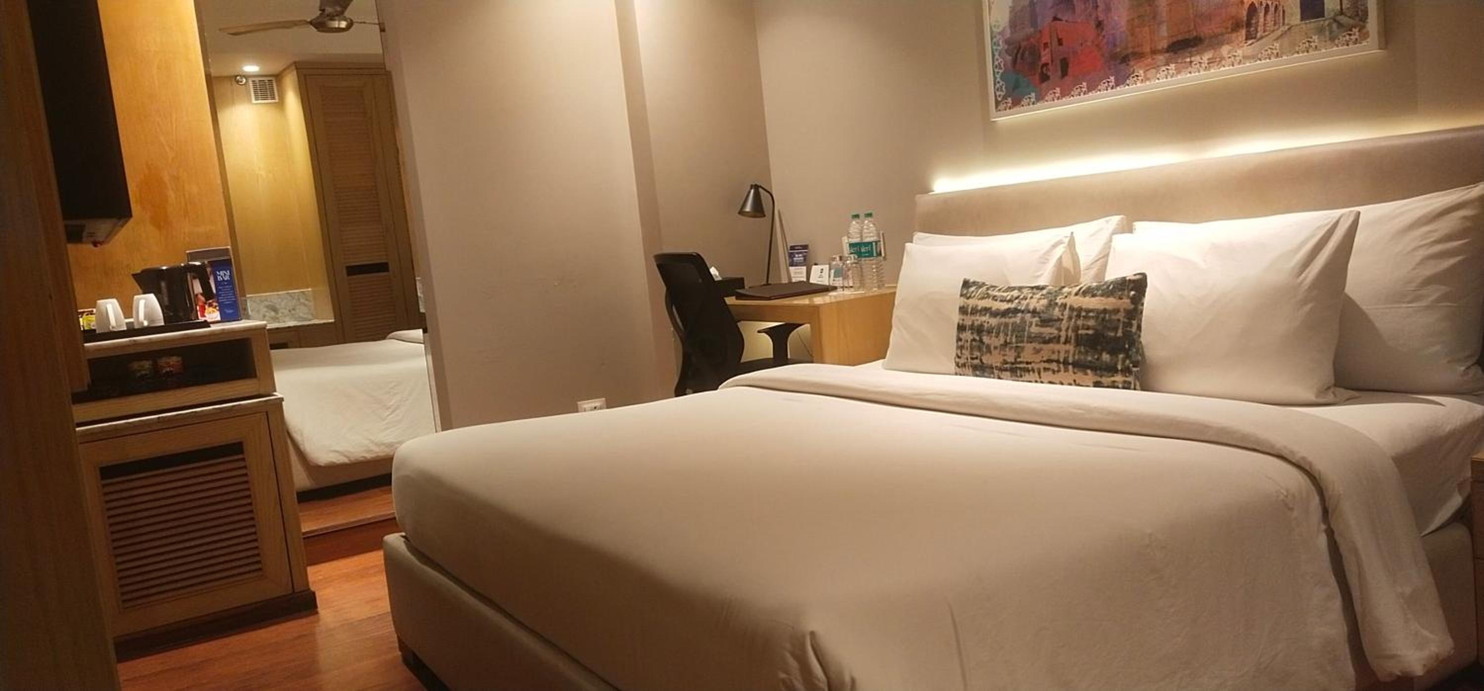 Superior King Room - Non-Smoking - Photo 3