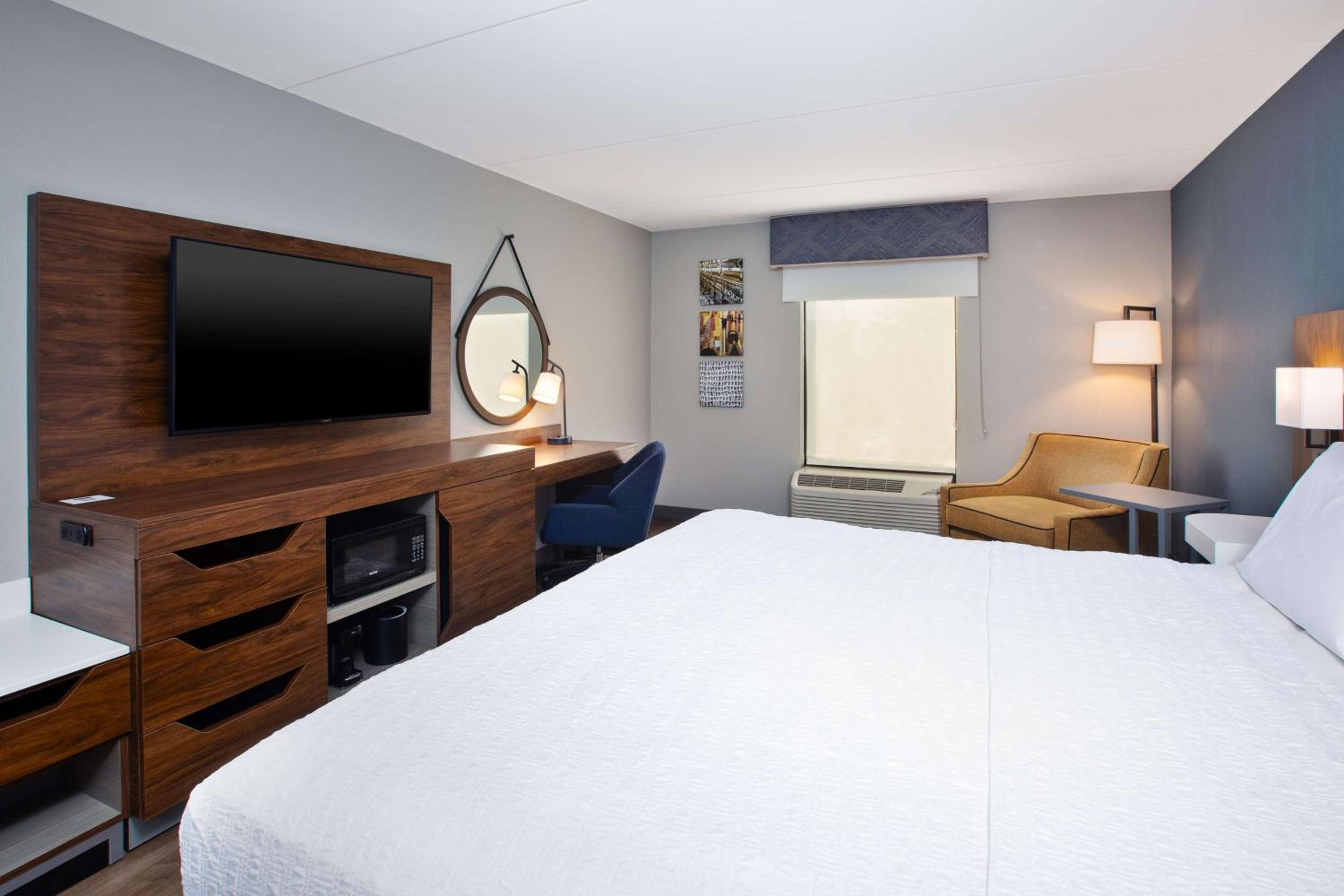 King Room with King Bed - Non-Smoking - Photo 1