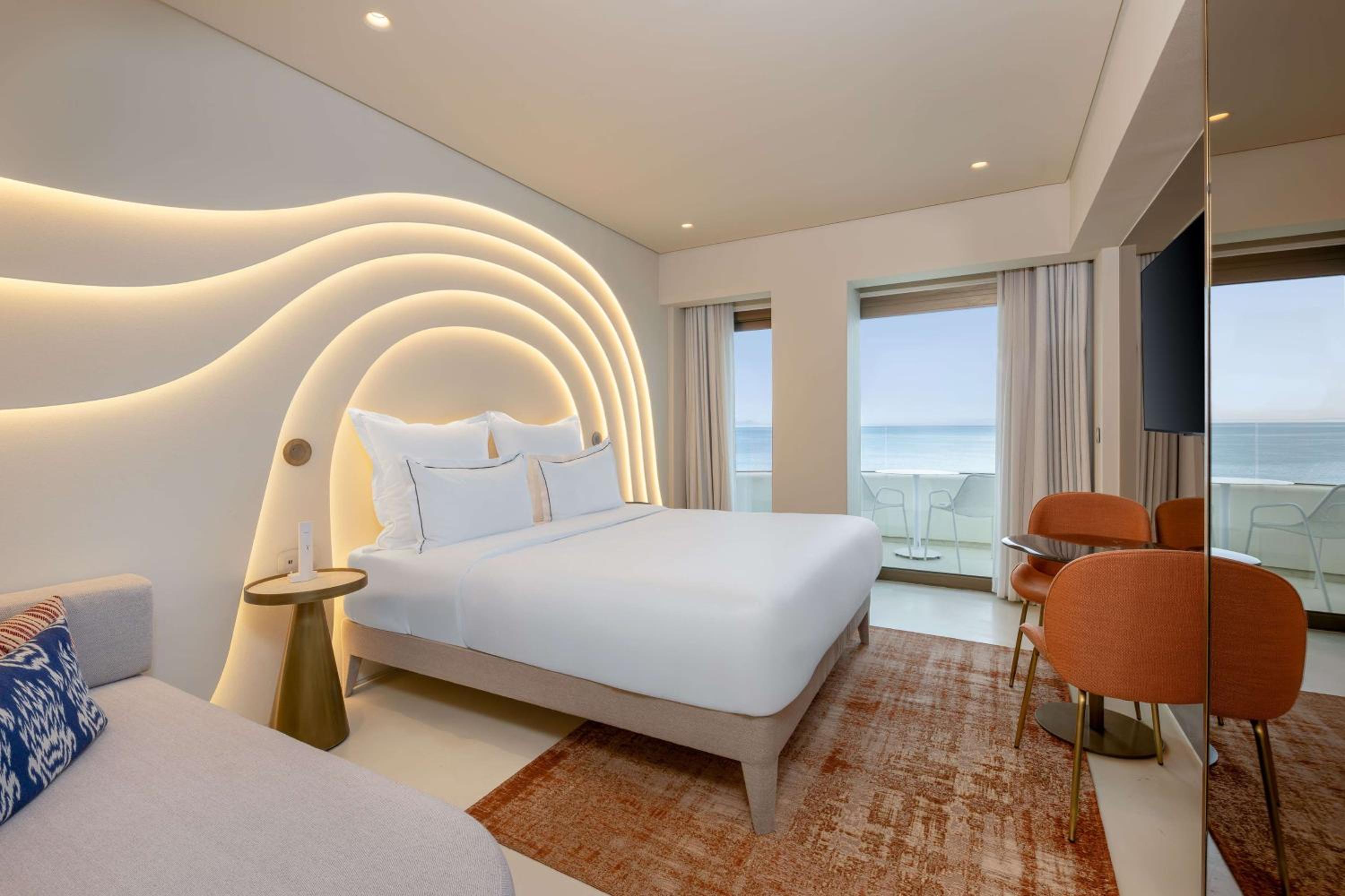 Deluxe King Room with Sea View - Photo 3