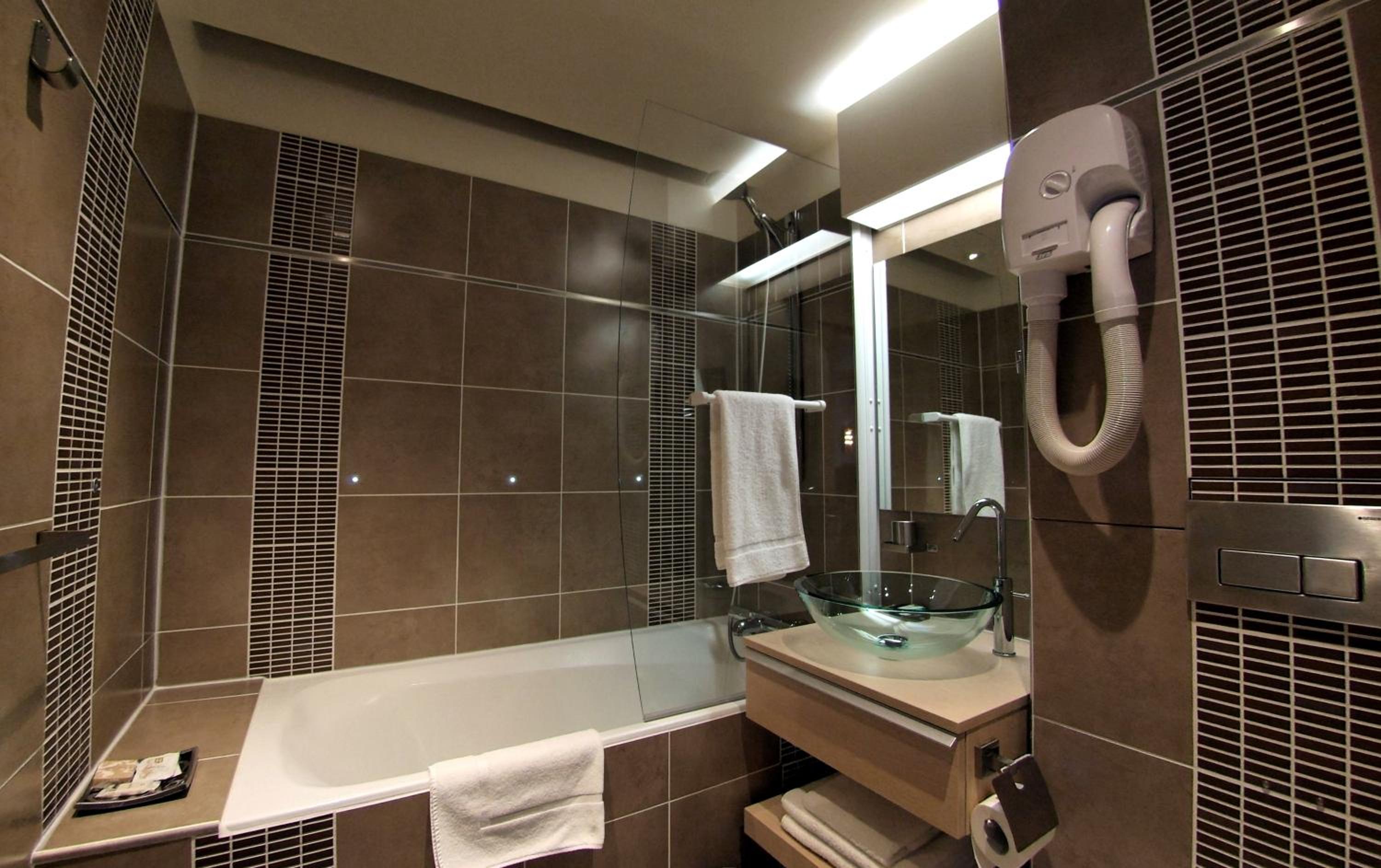 Superior Double Room thumbnail 6