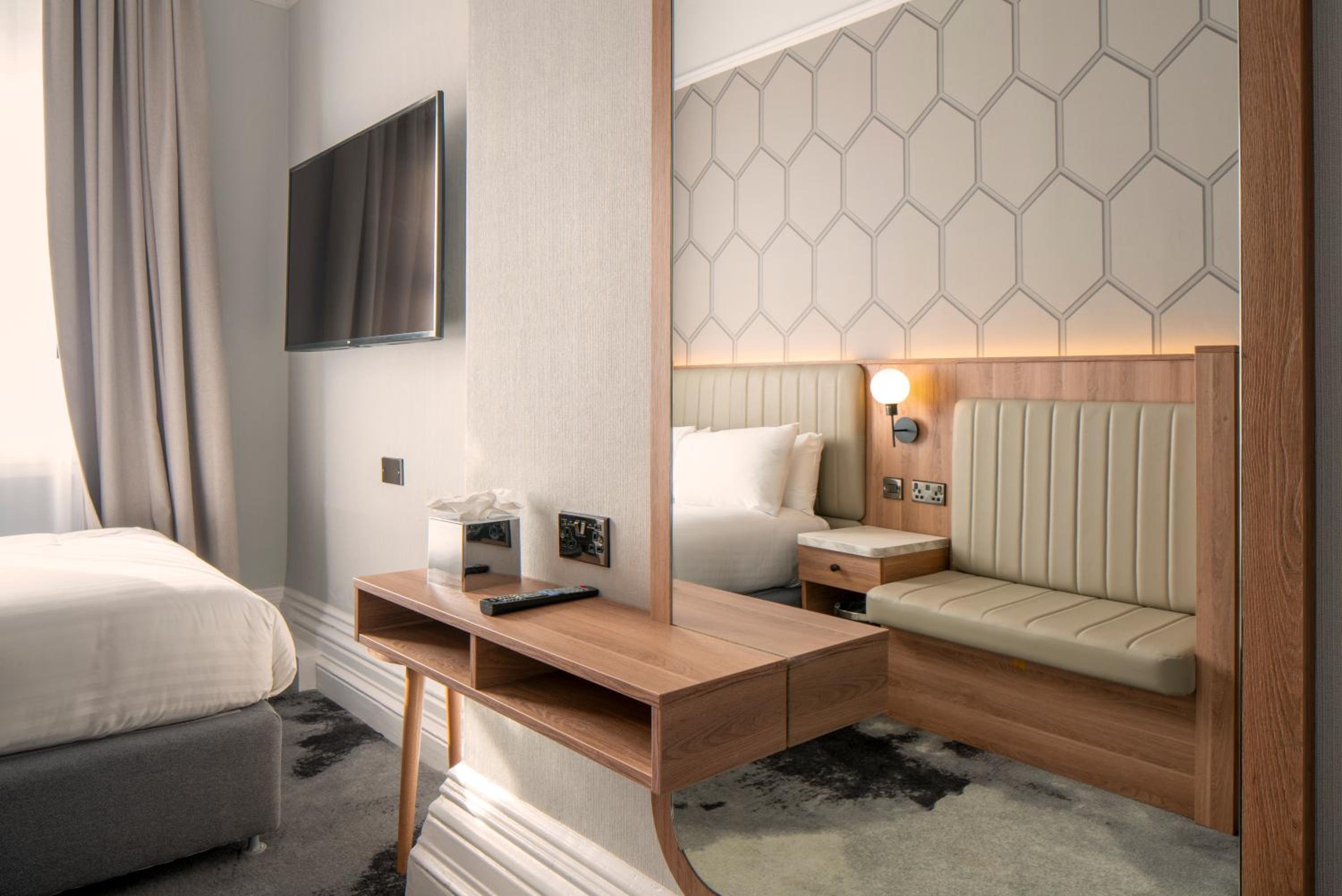 Small Double Room - Non-Smoking - Photo 5