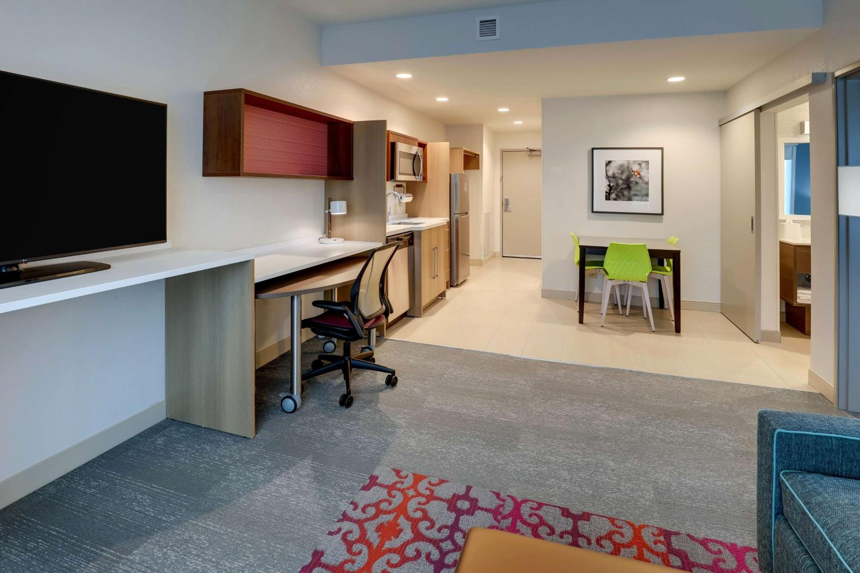 One-Bedroom King Suite with Roll-in Shower - Mobility Accessible - Photo 14