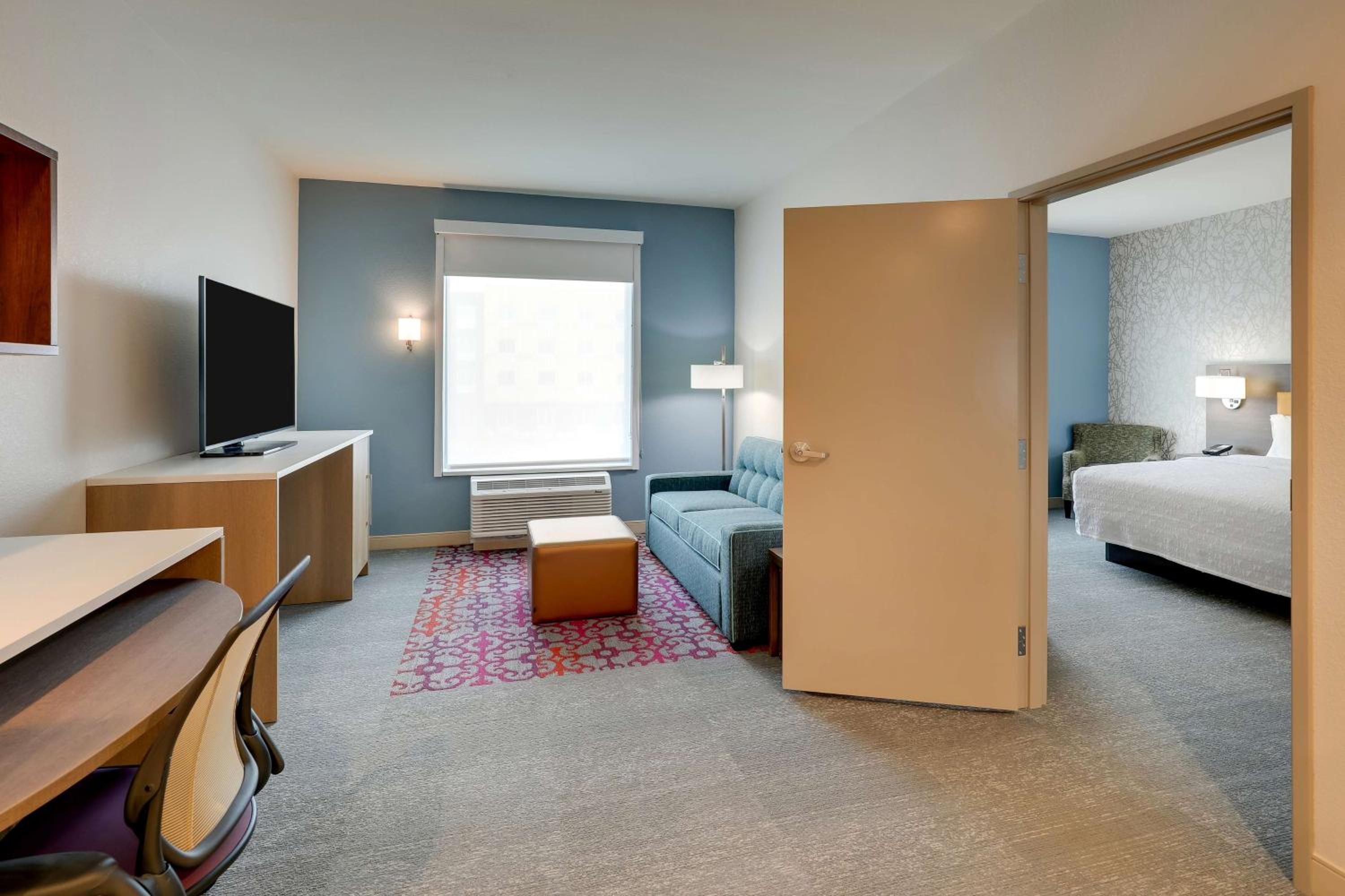 One-Bedroom King Suite with Roll-in Shower - Mobility Accessible - Photo 12
