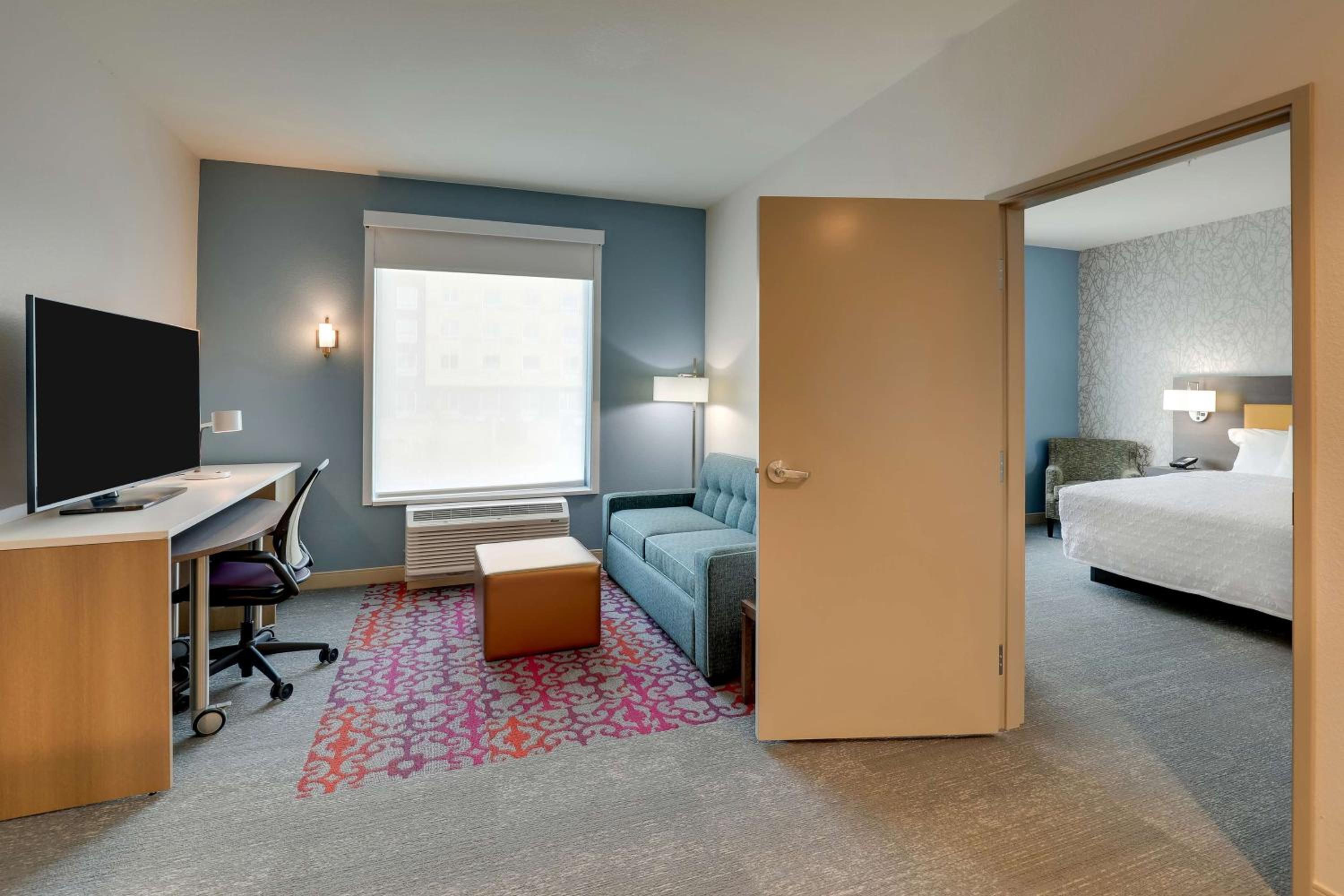 One-Bedroom King Suite with Roll-in Shower - Mobility Accessible - Photo 8