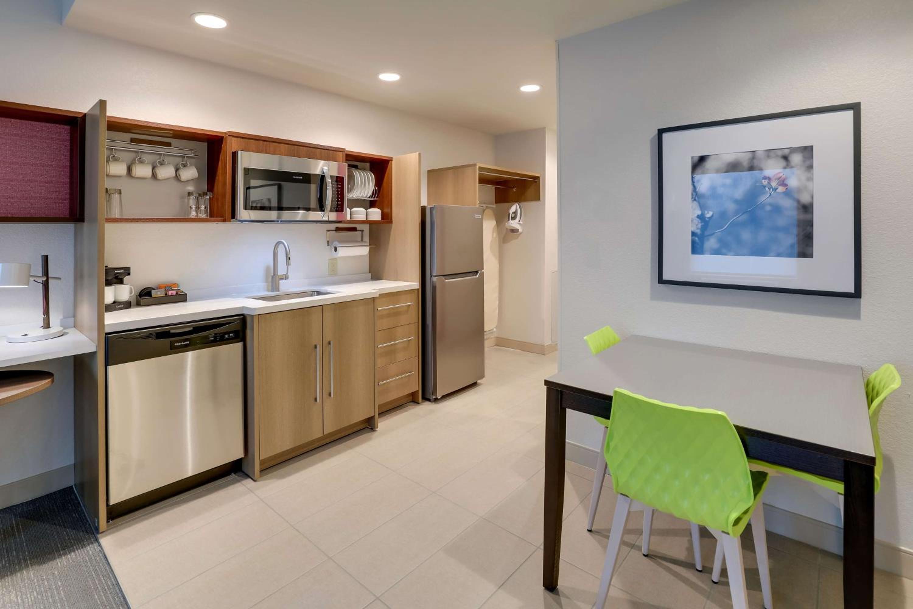 One-Bedroom King Suite with Roll-in Shower - Mobility Accessible - Photo 17