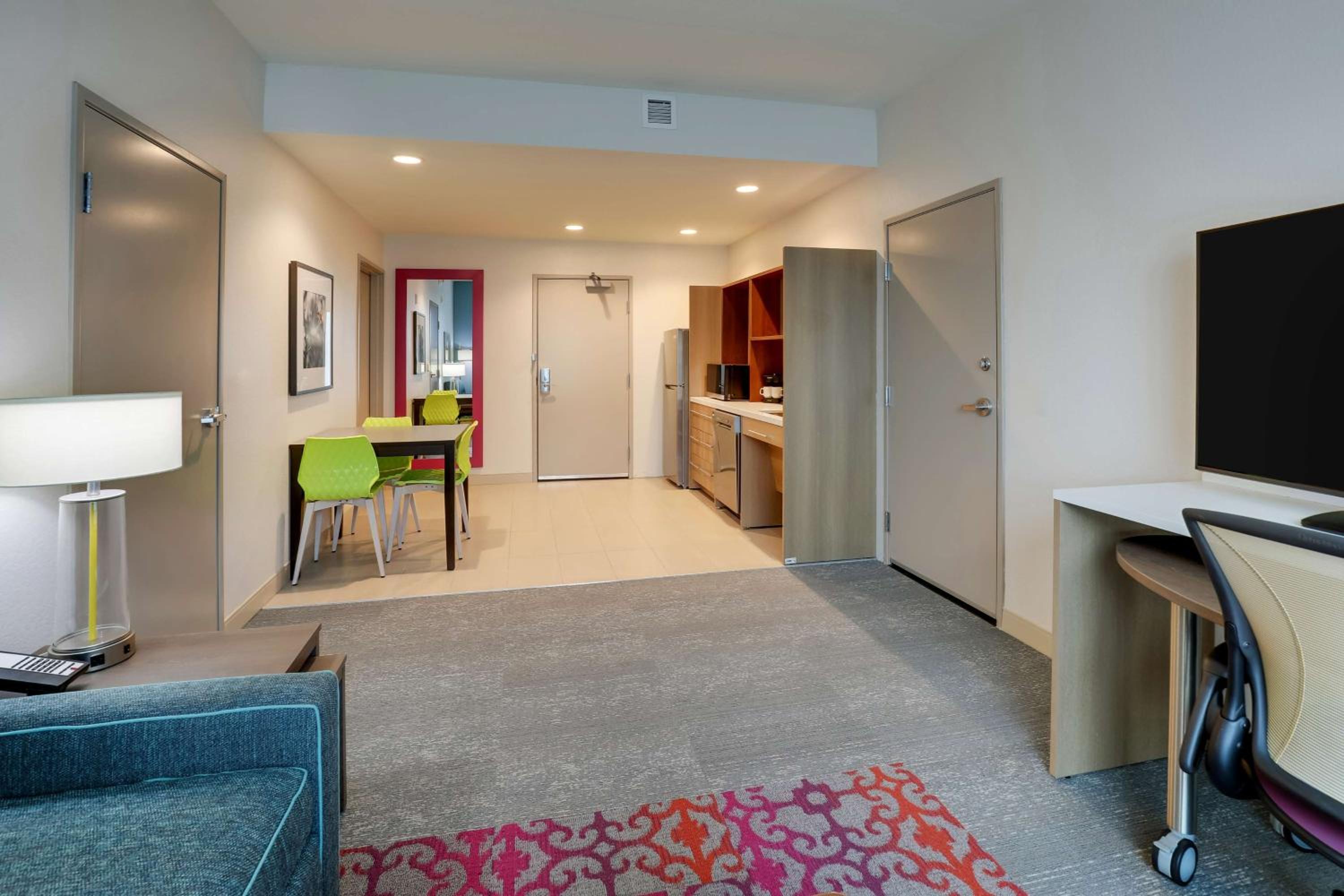 One-Bedroom King Suite with Roll-in Shower - Mobility Accessible - Photo 9