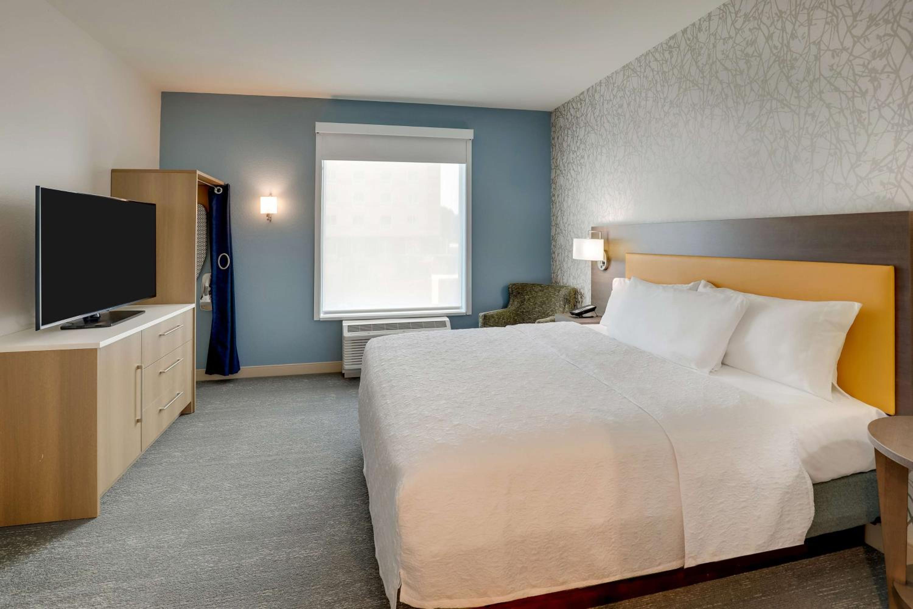 One-Bedroom King Suite with Roll-in Shower - Mobility Accessible - Photo 10
