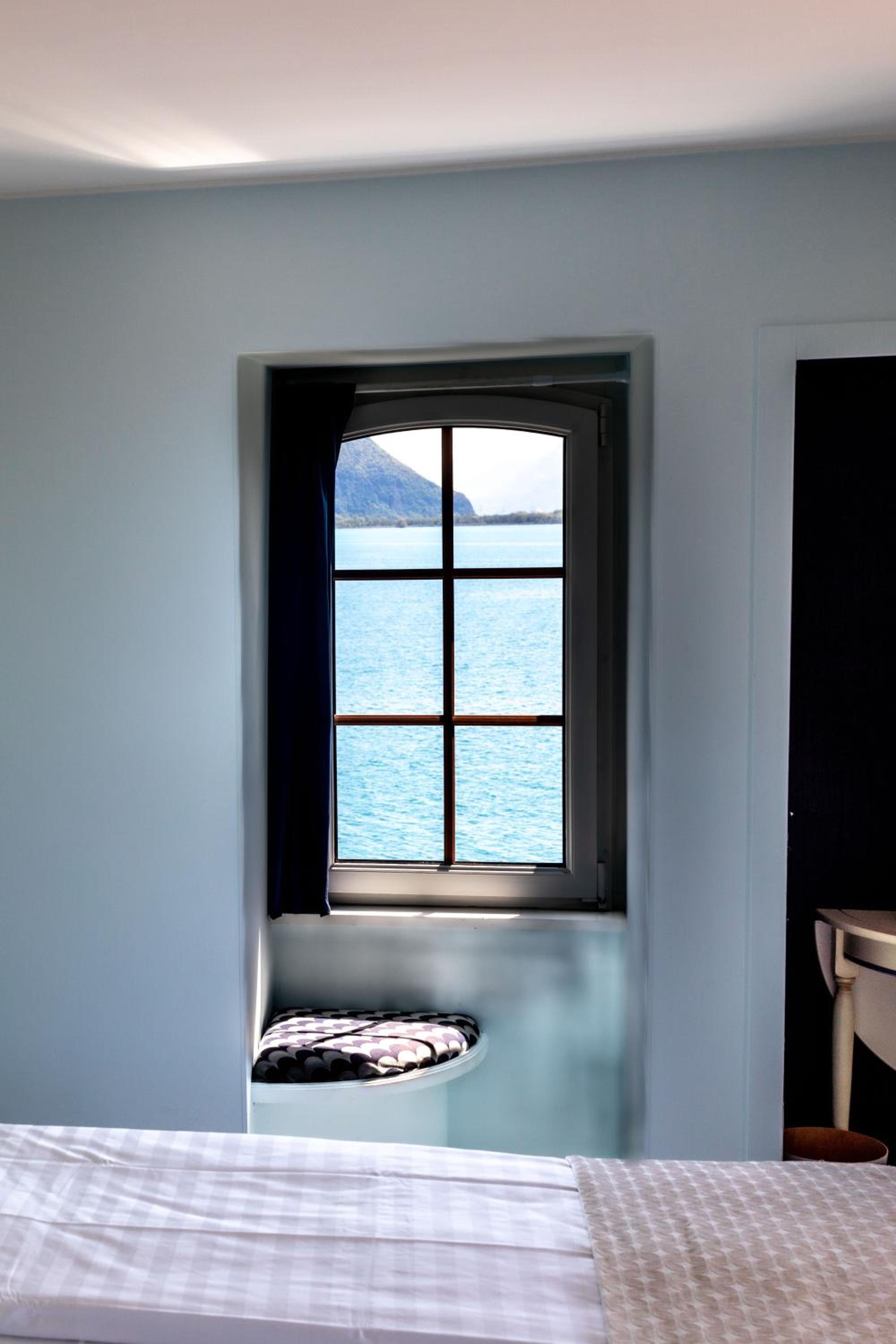 Comfort room with Lake & Mountain view