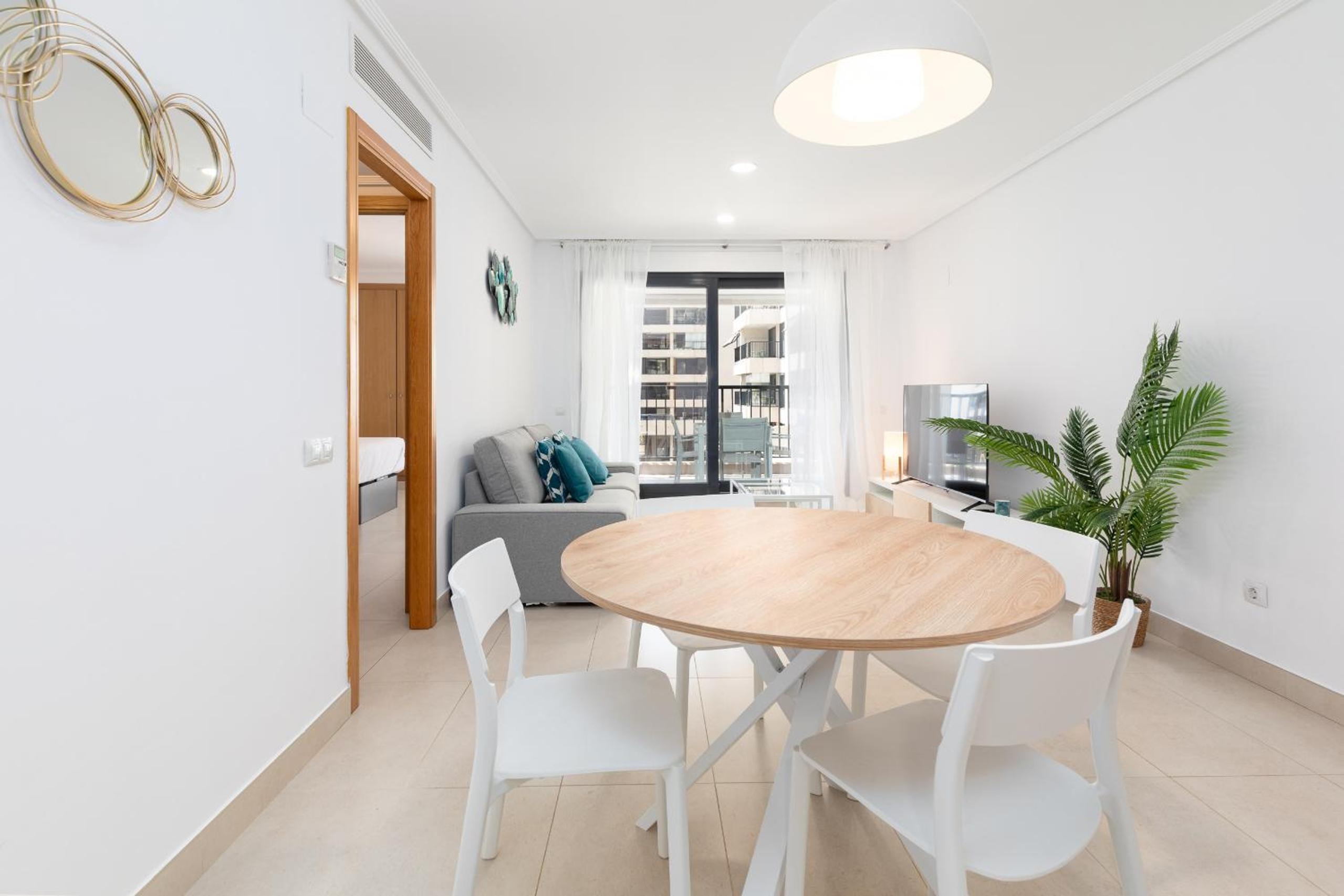 Apartamento de Dos Dormitorios con Vista a la Piscina