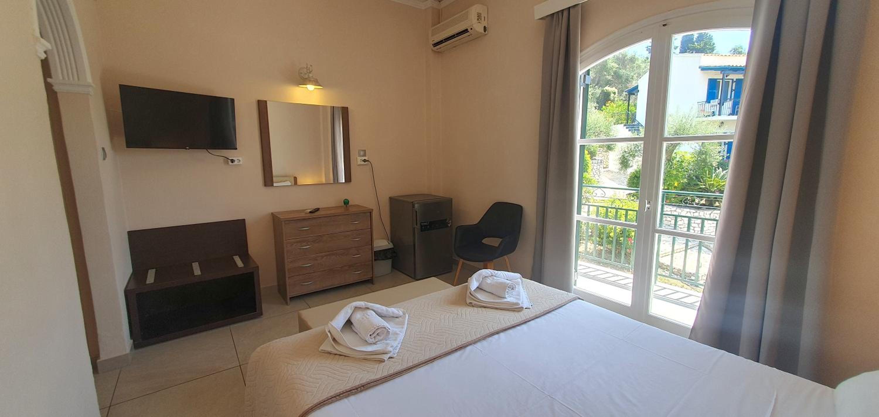 Double Room with Side Sea View - Photo 5