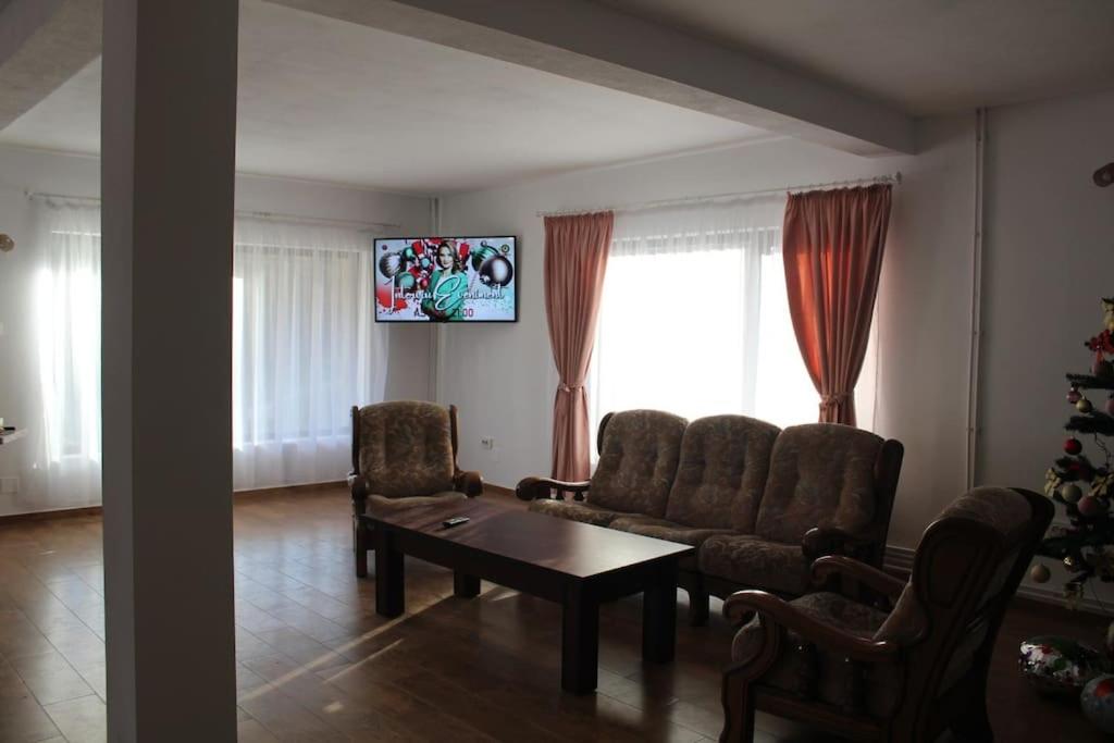 Eight-Bedroom House photo 1