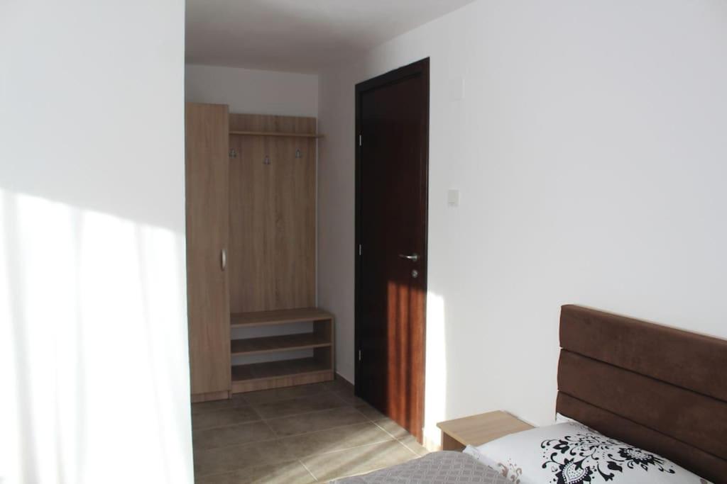 Eight-Bedroom House photo 3