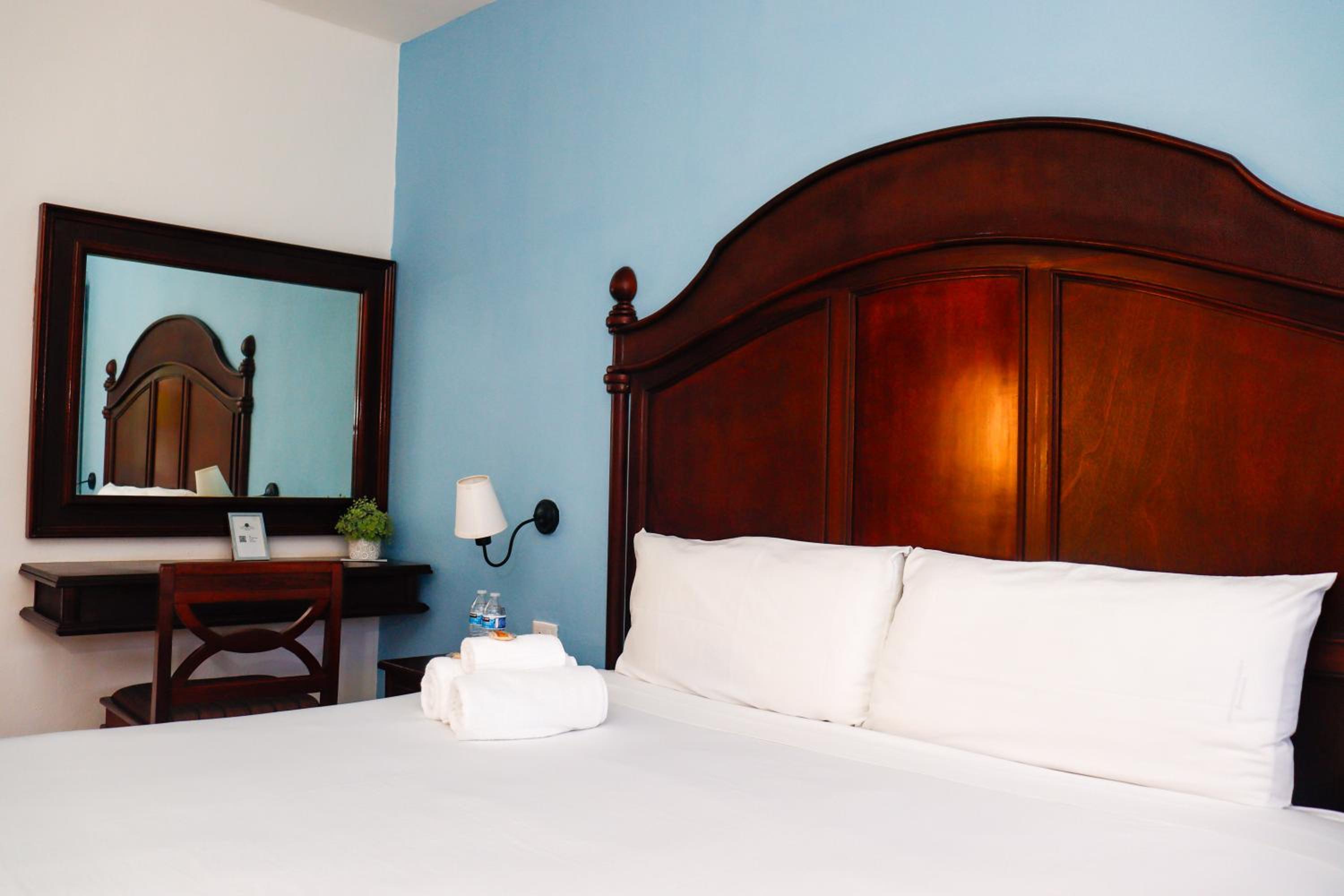 Deluxe Room (2 Adults + 1 Child) - Photo 1