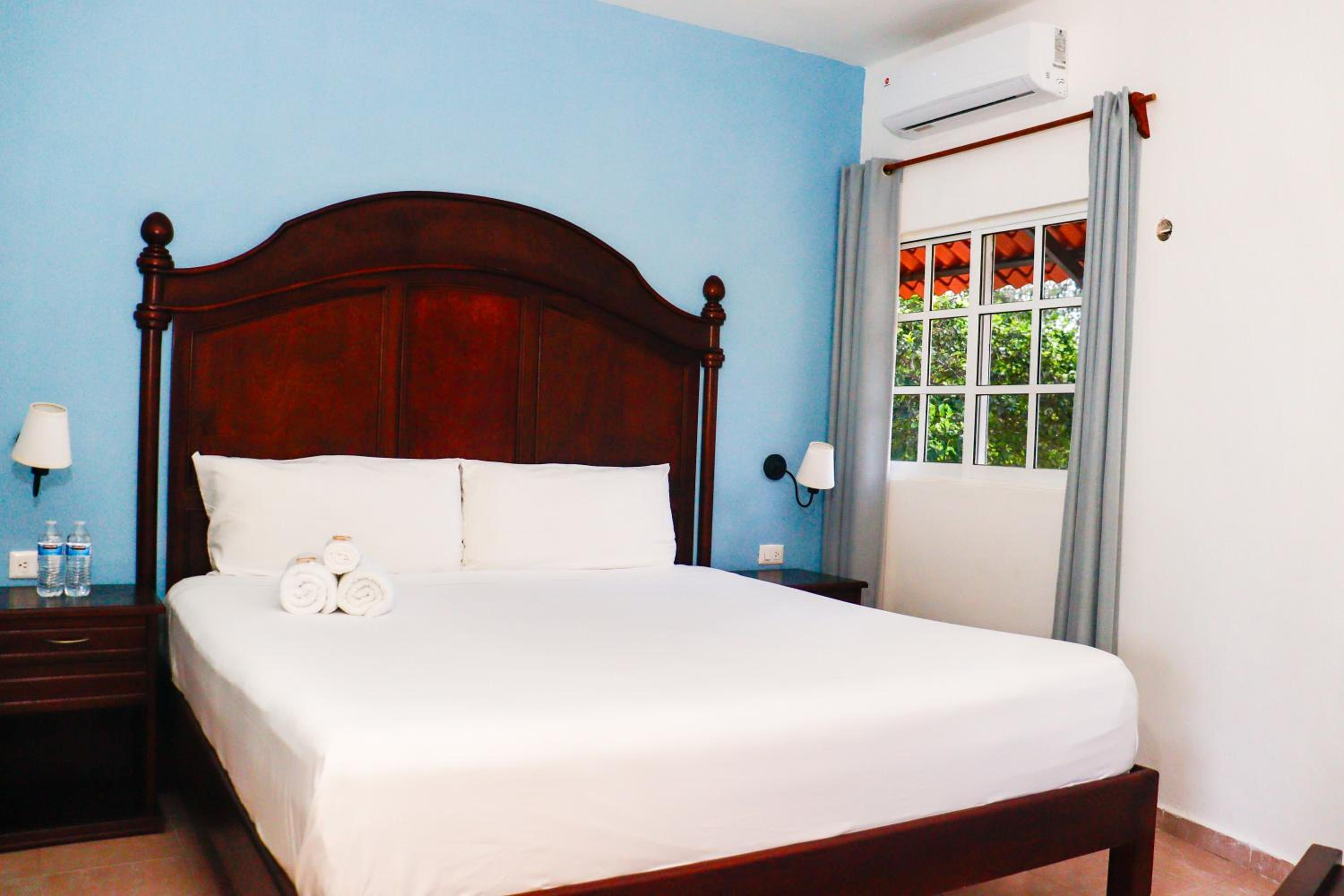 Deluxe Room (2 Adults + 1 Child) - Photo 17