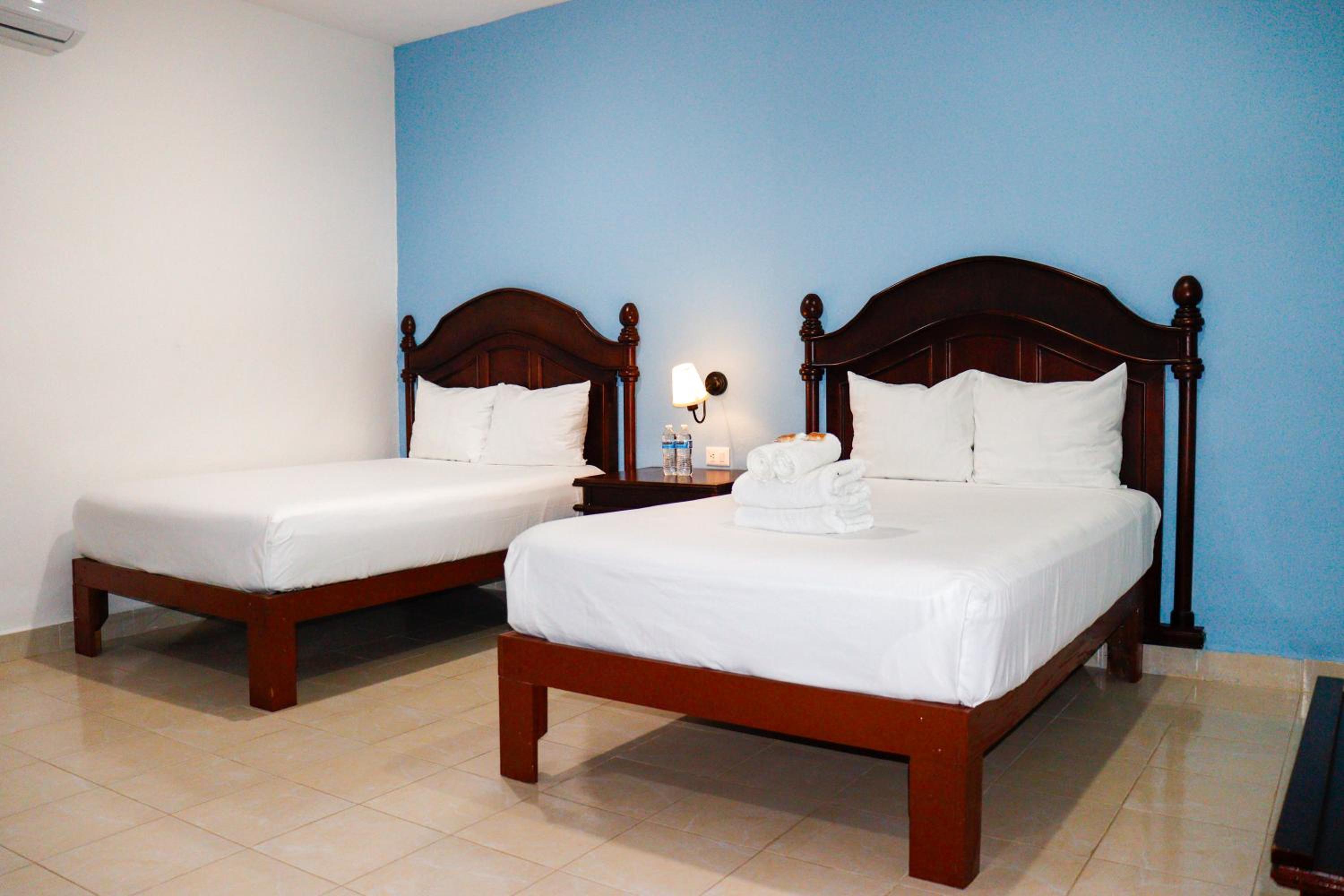 Deluxe Queen Room with Two Queen Beds - Photo 3