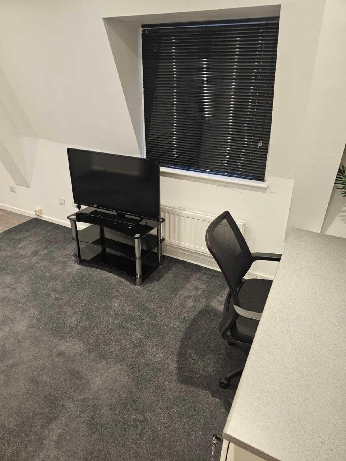 Deluxe One-Bedroom Apartment with City View photo 2