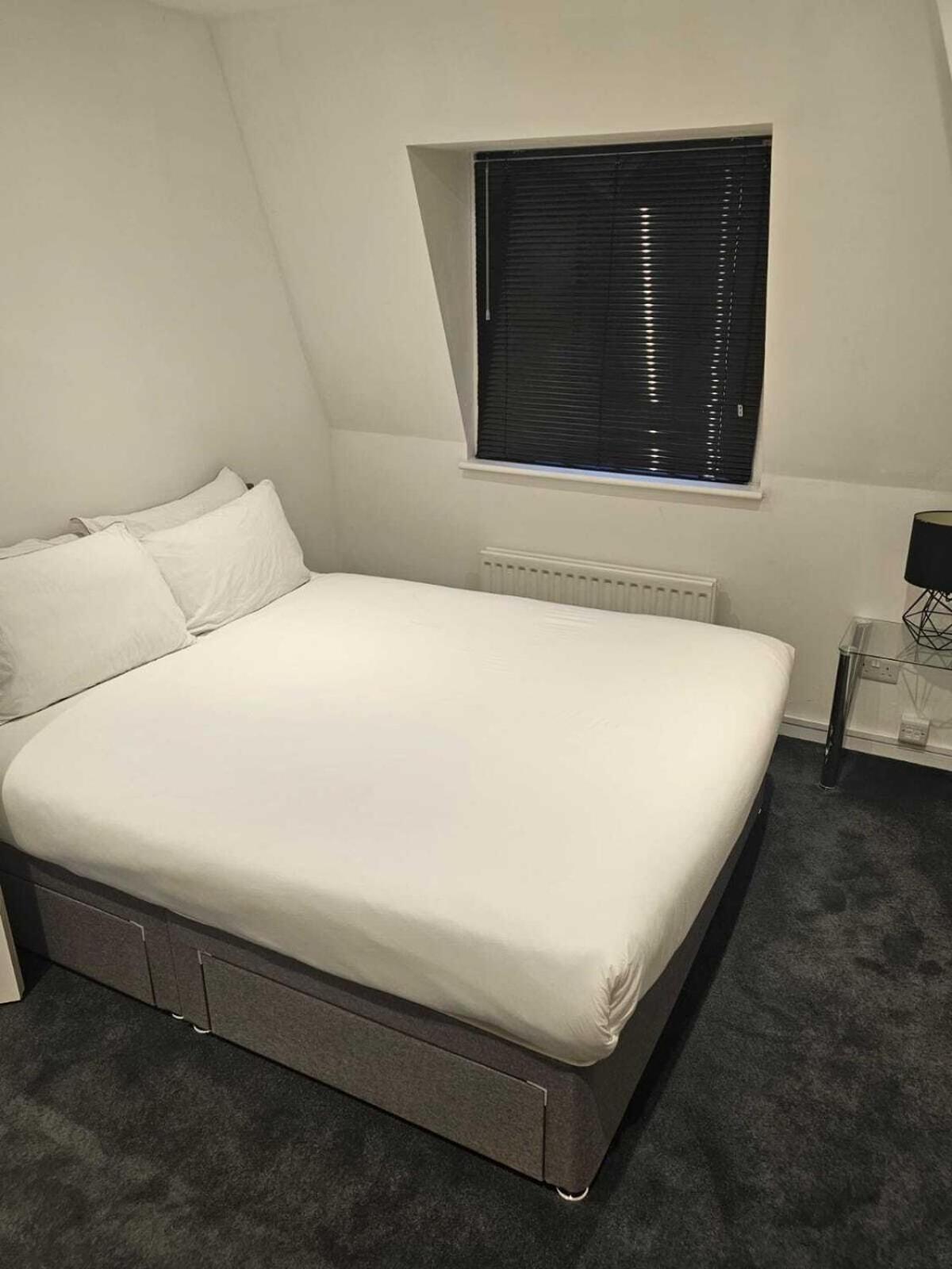 Deluxe One-Bedroom Apartment with City View photo 3