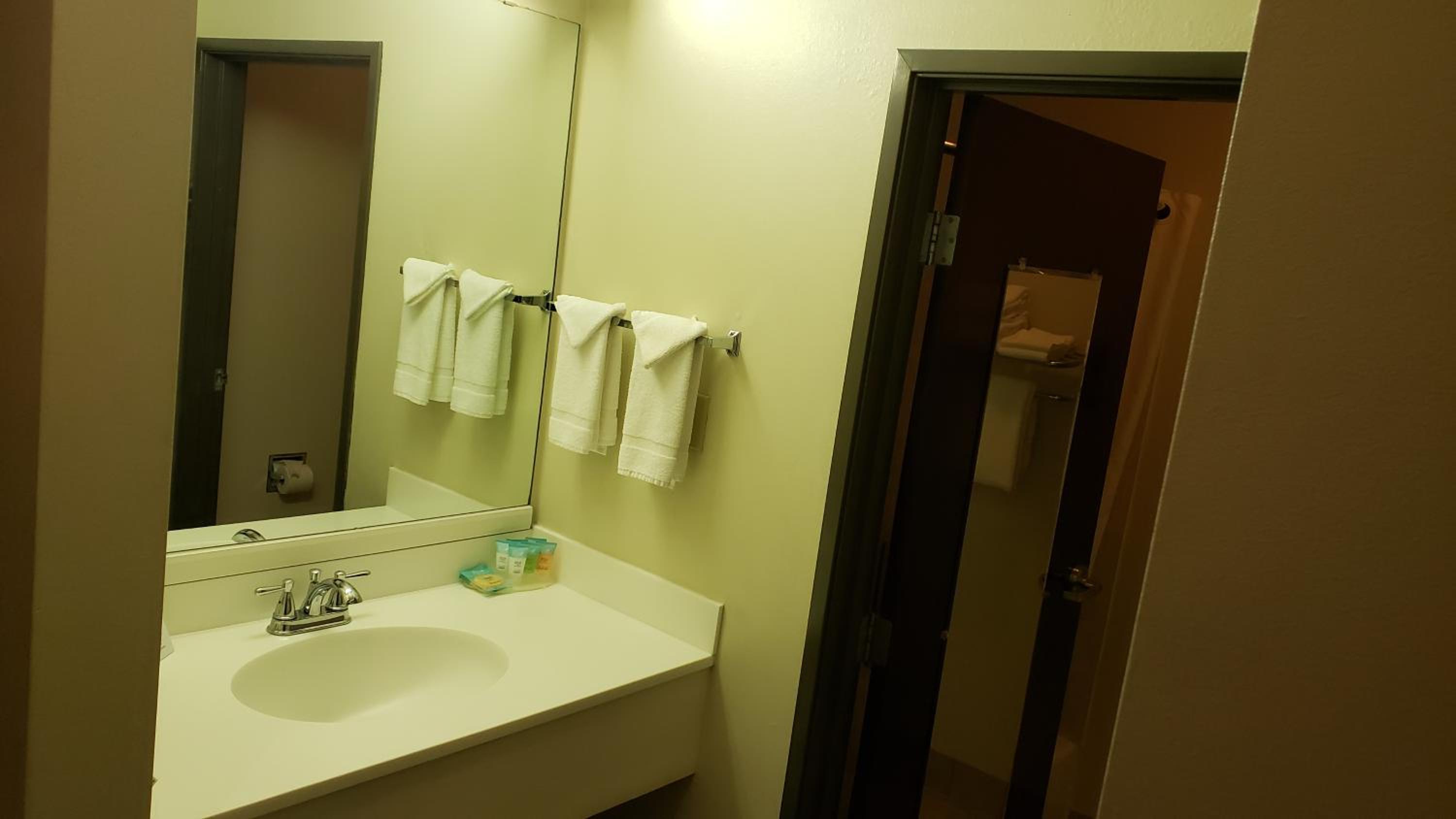 King Suite - Non-Smoking - Photo 3