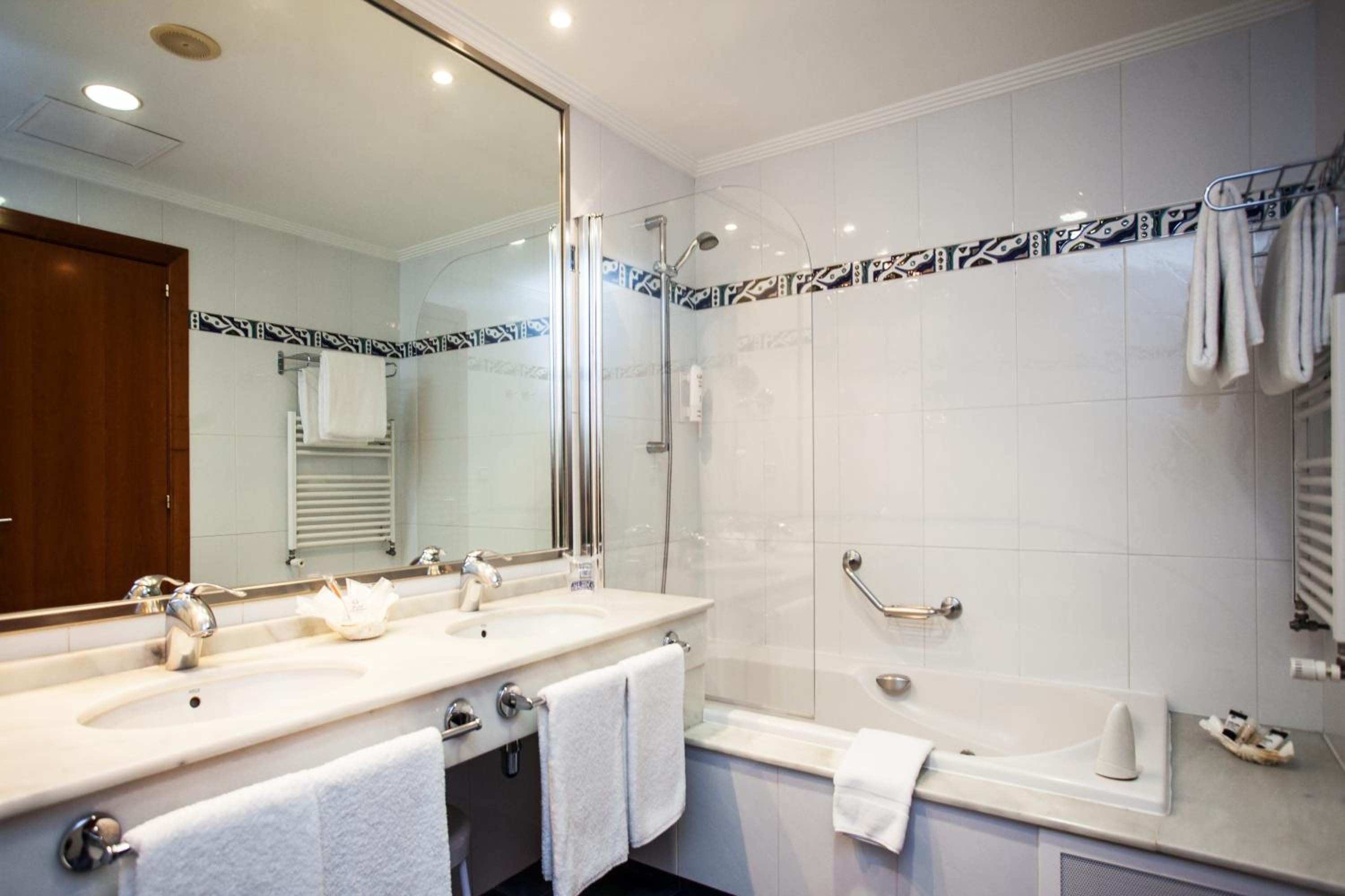 Junior Suite with Spa Access photo 2