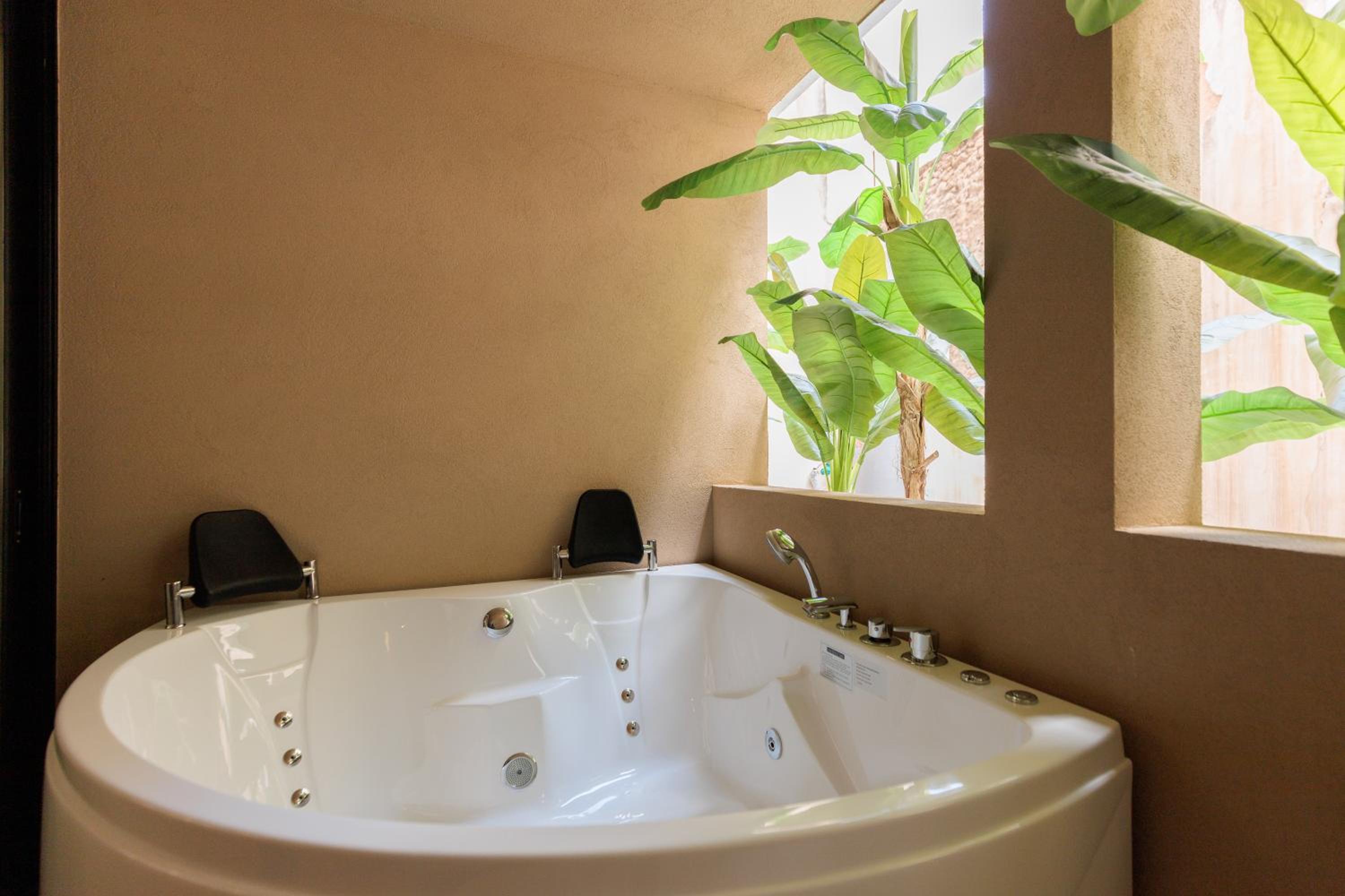 Suite with Βalcony & outdoor Hot Tub photo 3
