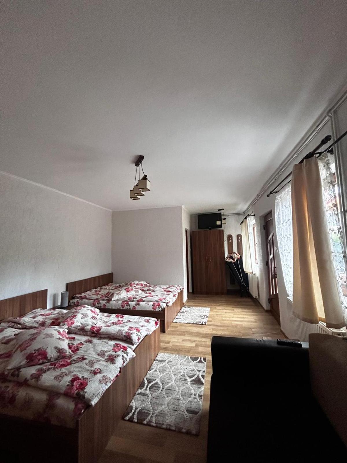 Six-Bedroom House photo 1
