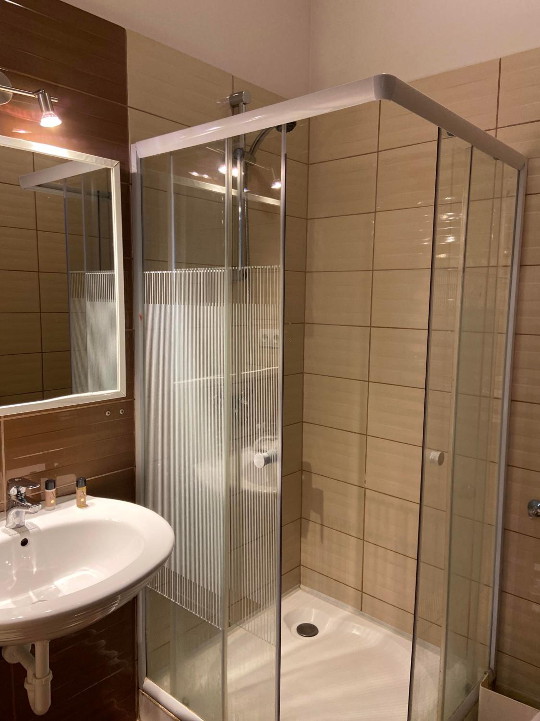 Standard Quadruple Room - Photo 9