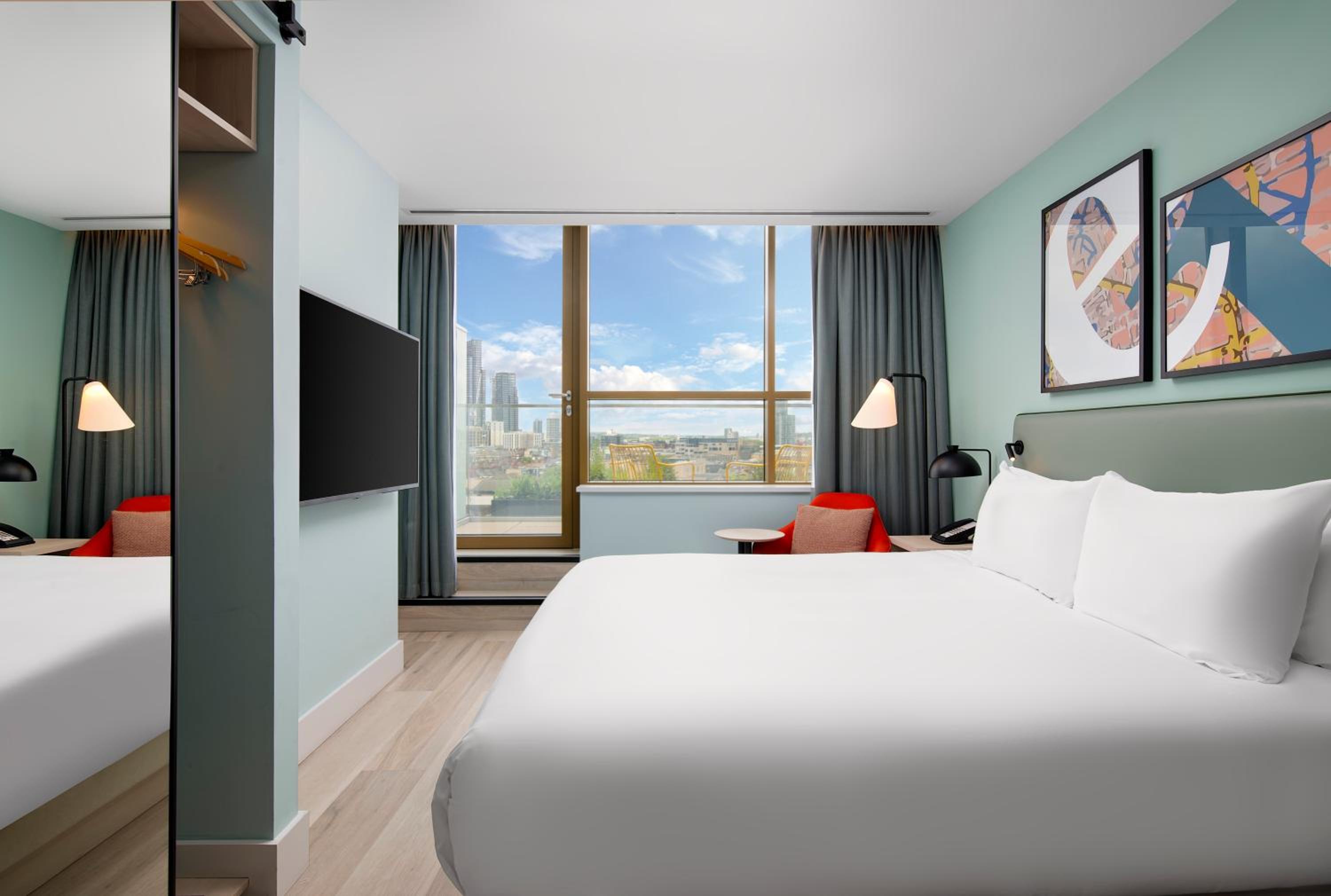 Deluxe King Room with City View