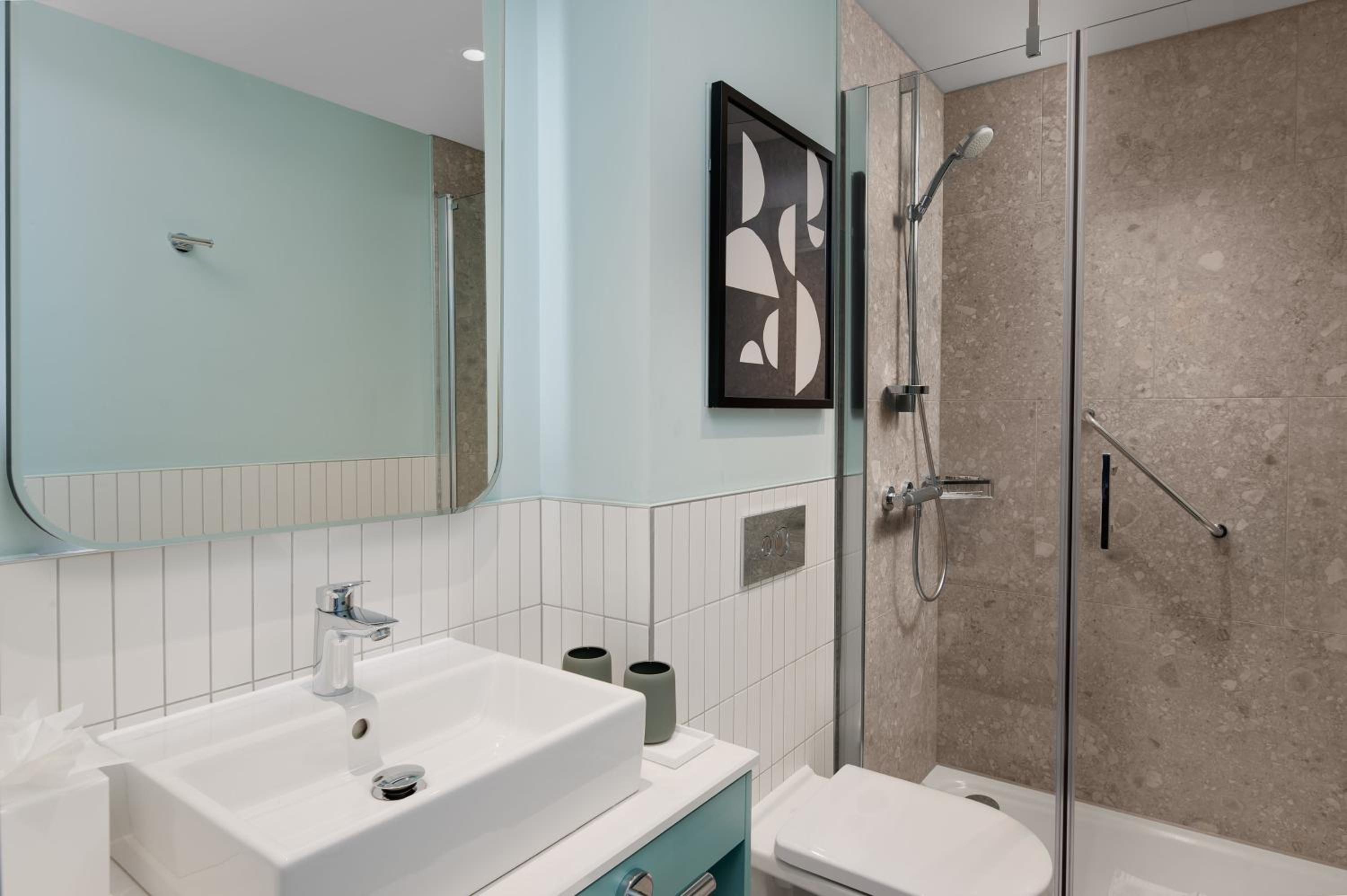 Deluxe King Room with City View photo 2