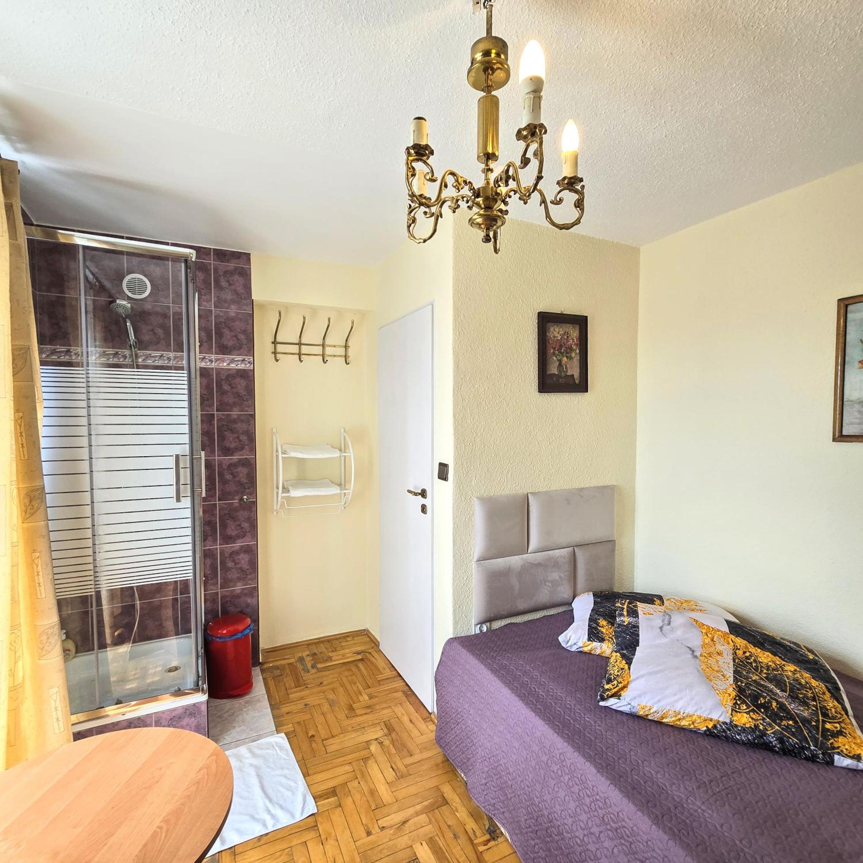 Double Room - Photo 12