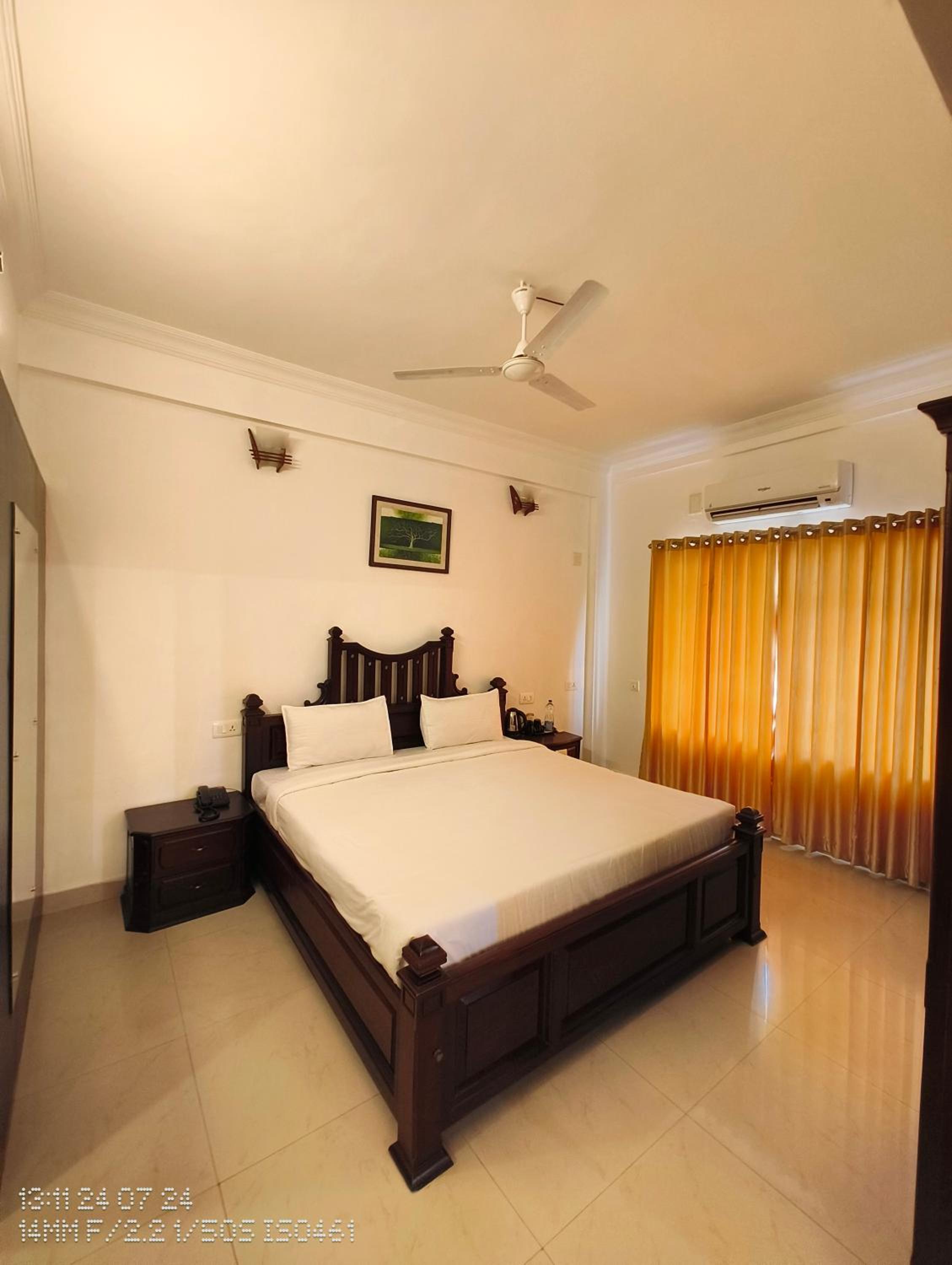 Deluxe Double Room (2 Adults + 1 Child)
