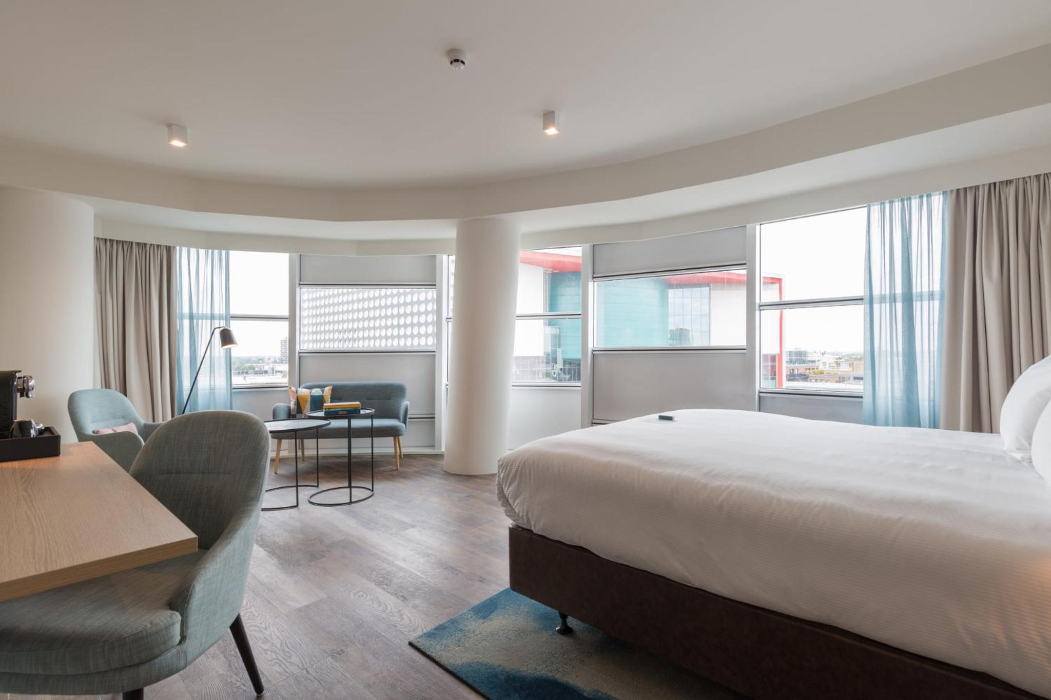 Premium King Room - Photo 12