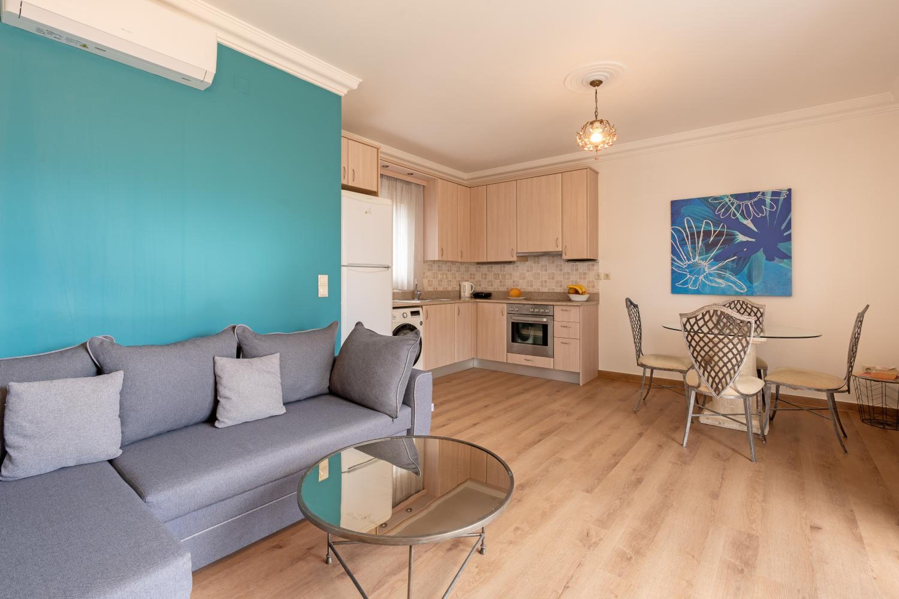 One-Bedroom Apartment with Sea View - Photo 2