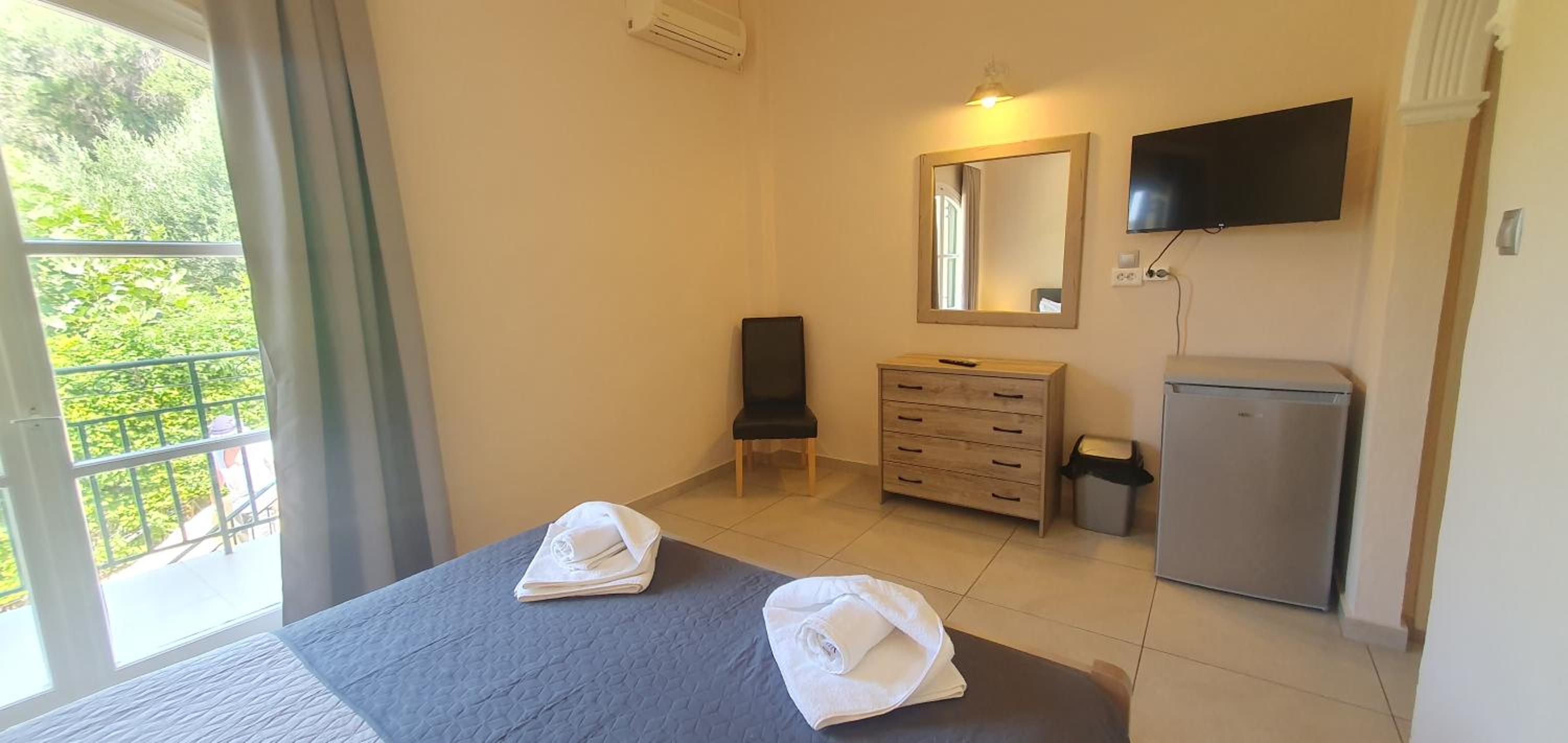 Double Room with Side Sea View - Photo 2