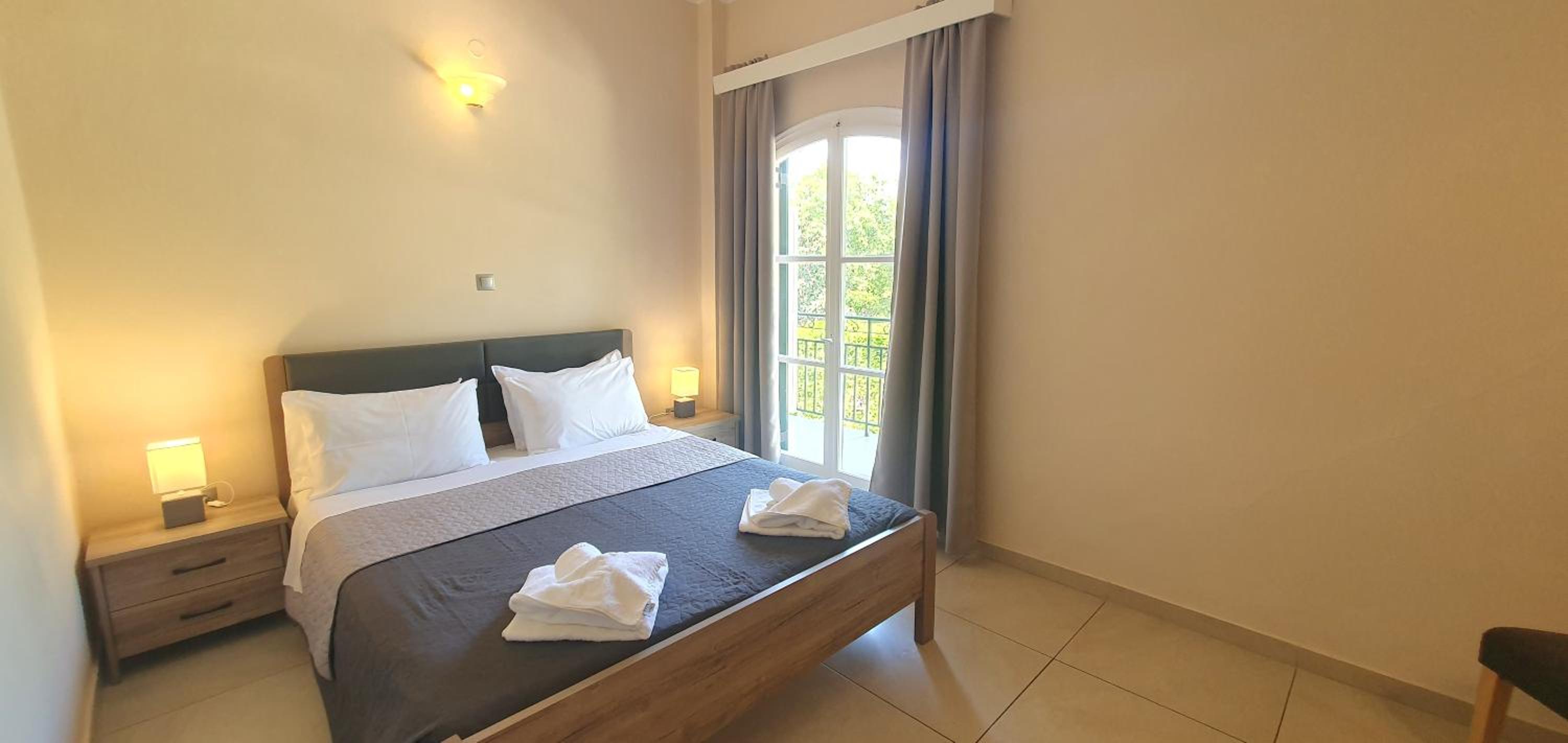 Double Room with Side Sea View - Photo 1