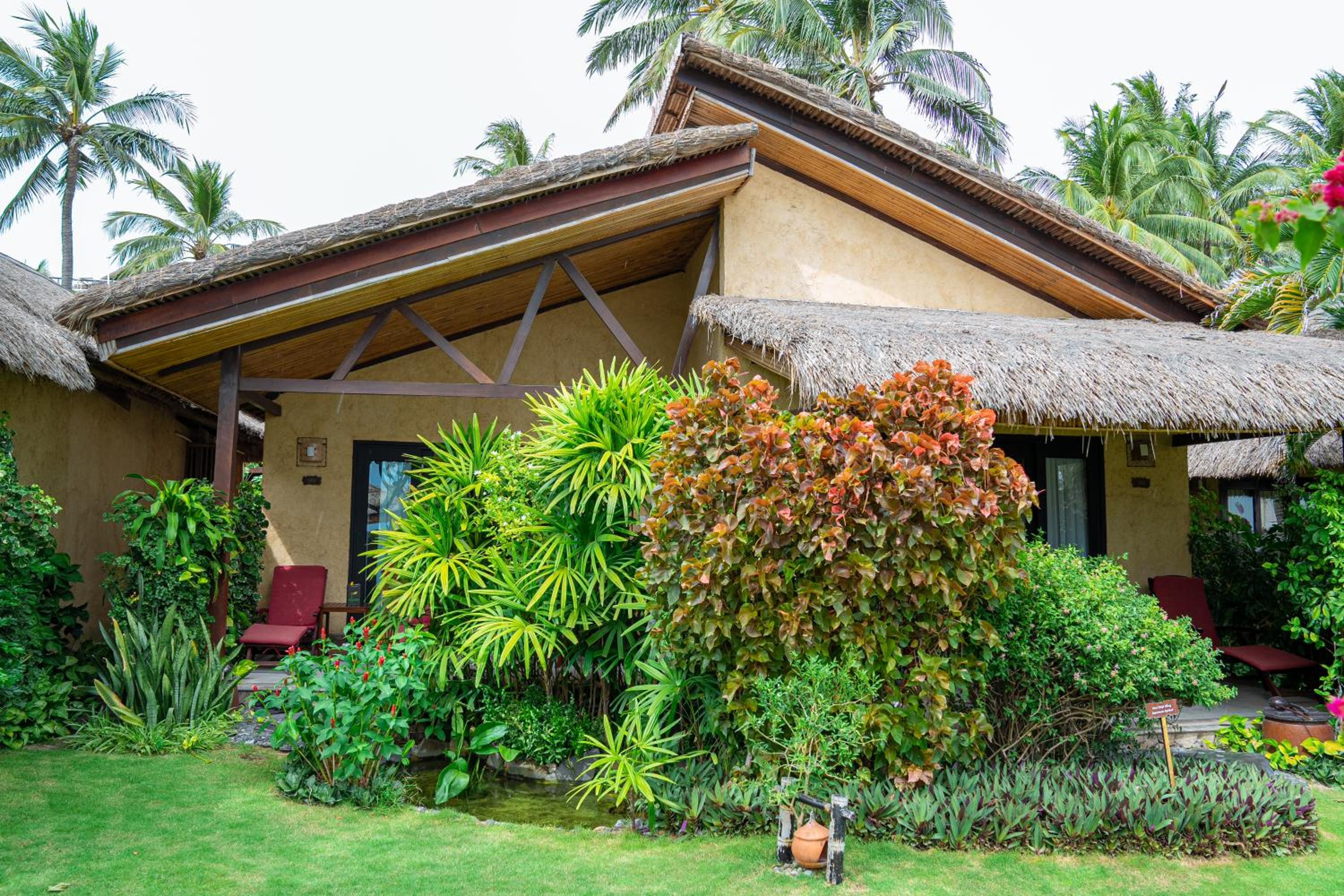 Serene Elite Premier Beach Front Bungalow - Photo 7