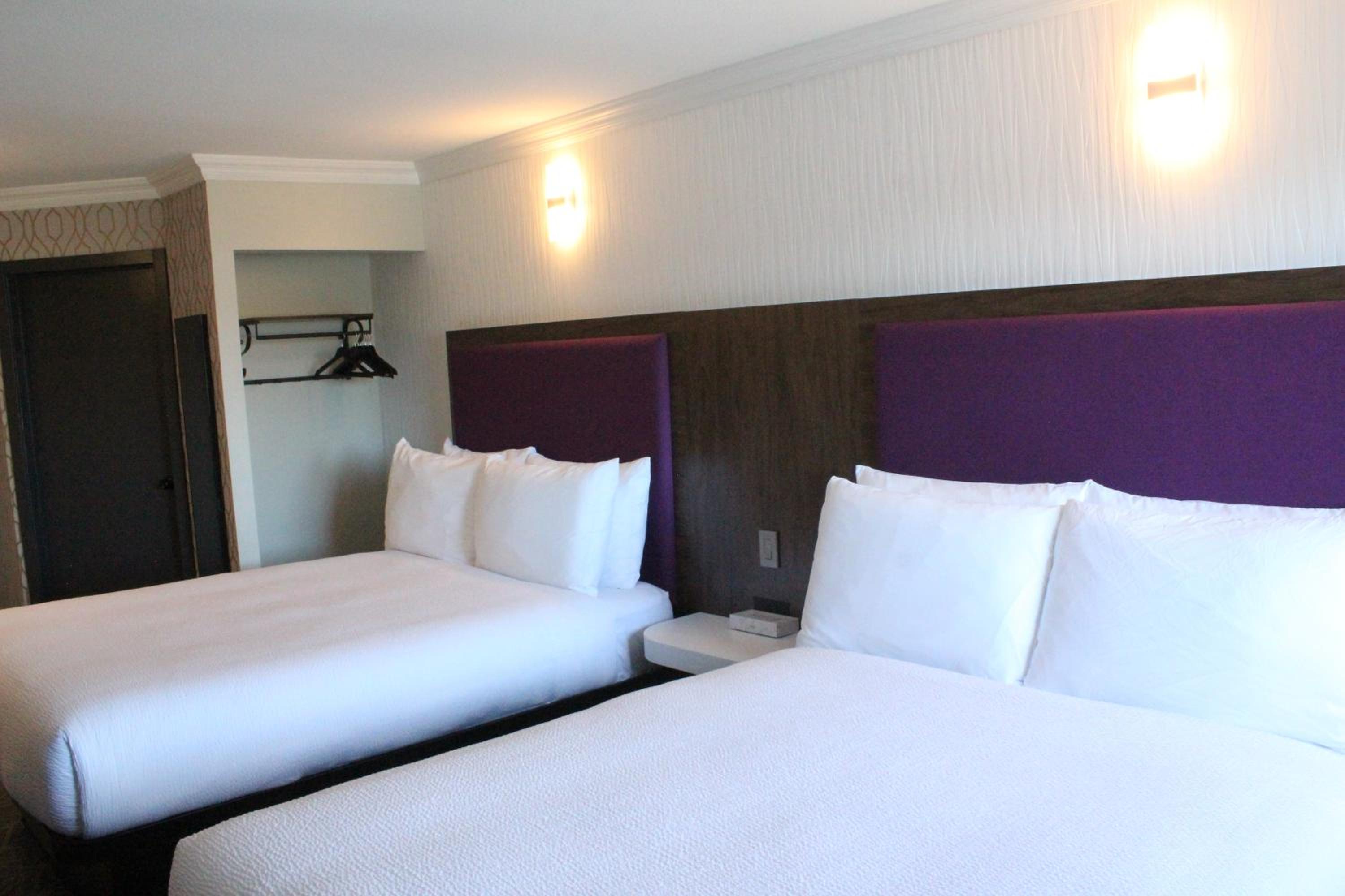 Standard Queen Room with Two Queen Beds photo 2