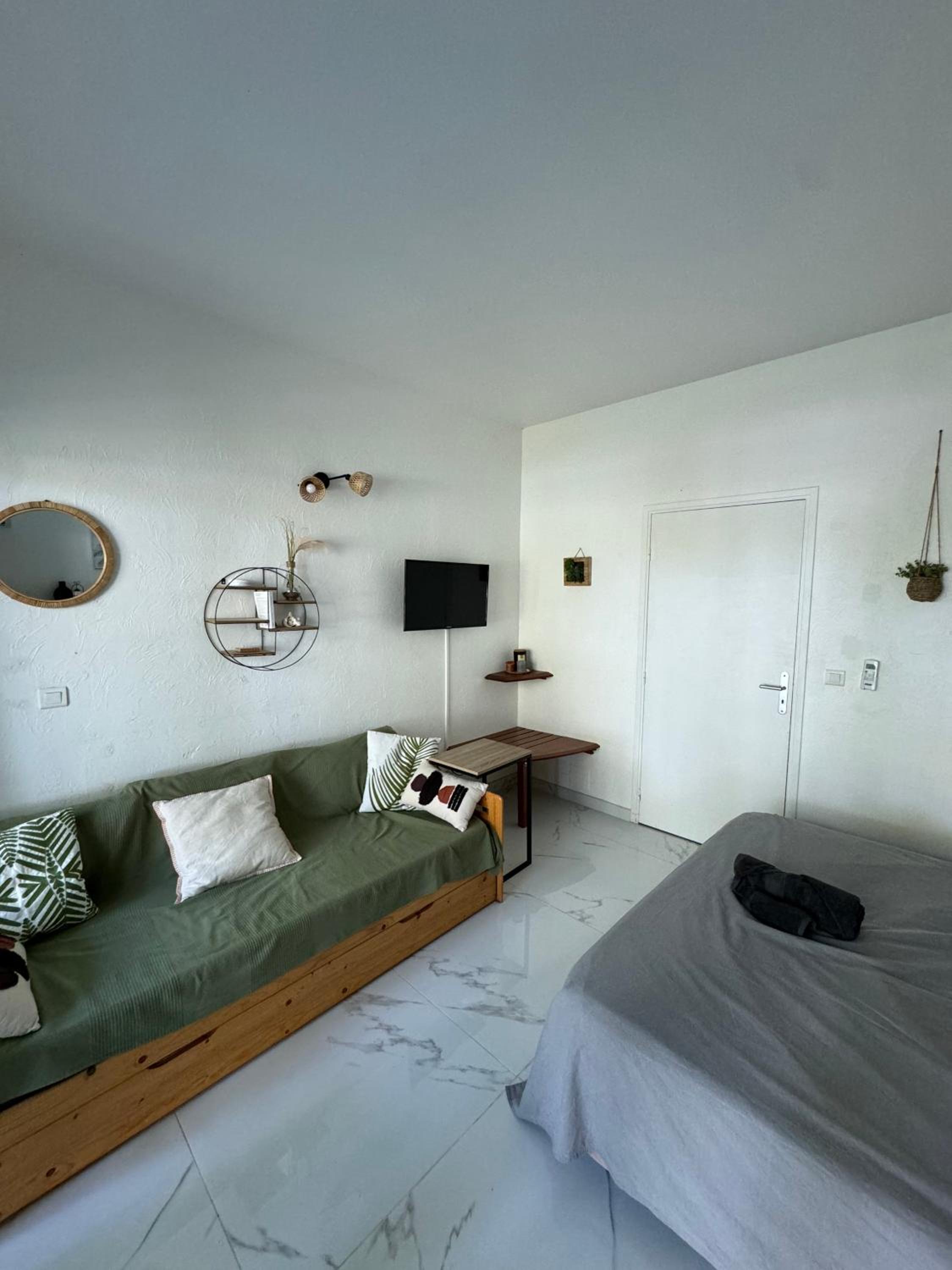 One-Bedroom Apartment photo 2