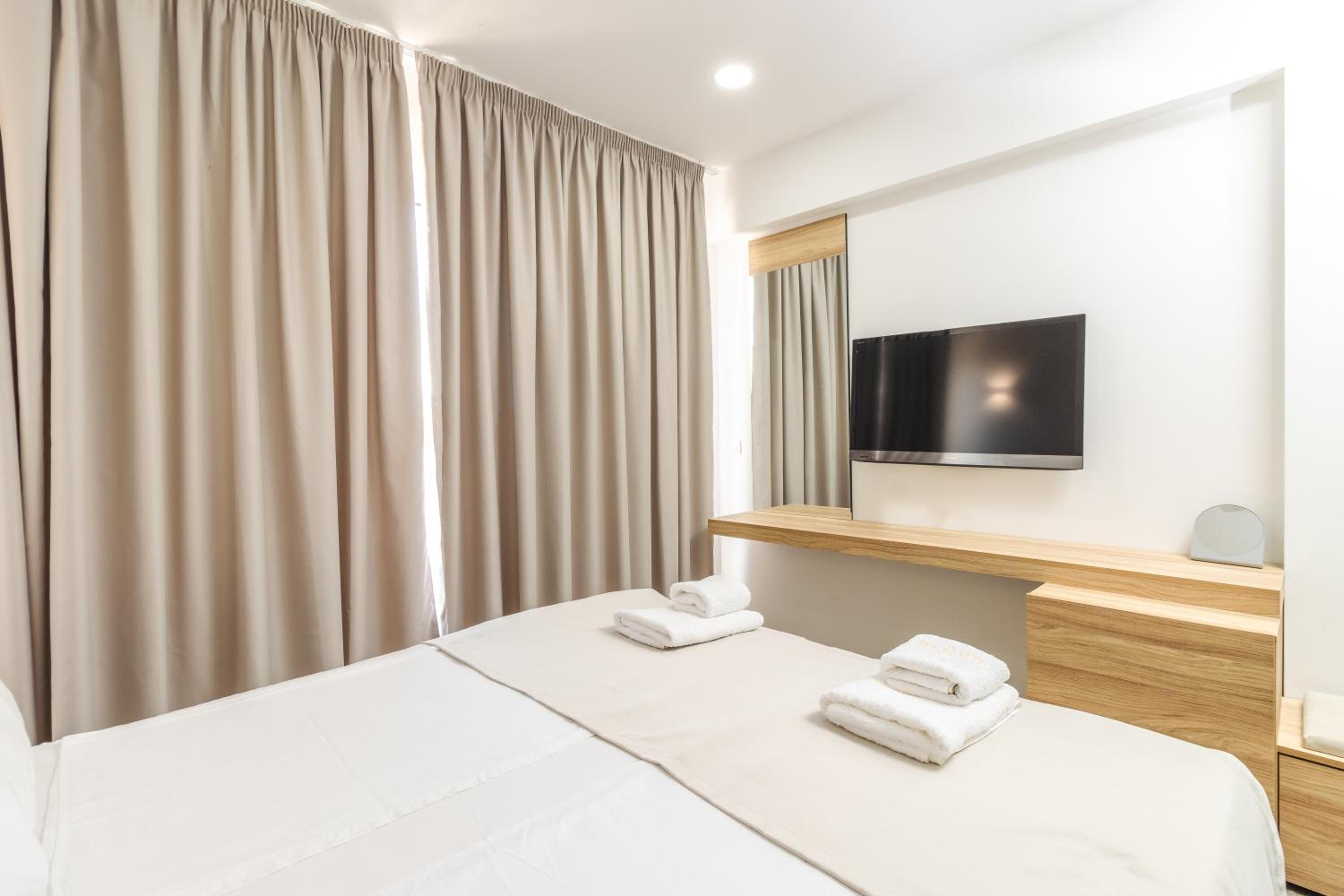 Deluxe Double Room with Side Sea View photo 2